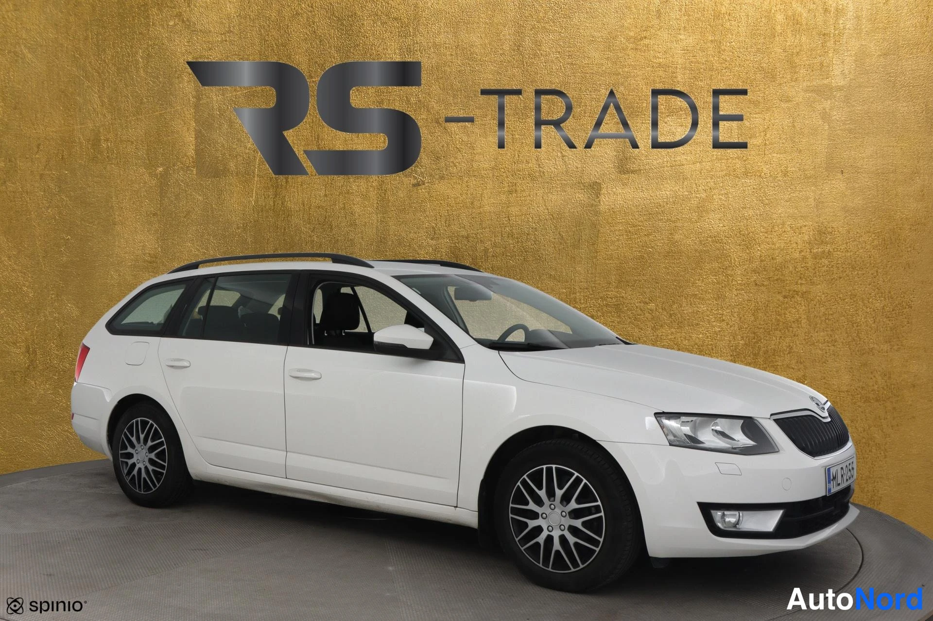 Valkoinen Skoda Octavia 2013, etuviisto, keula oikealle, kuva 3