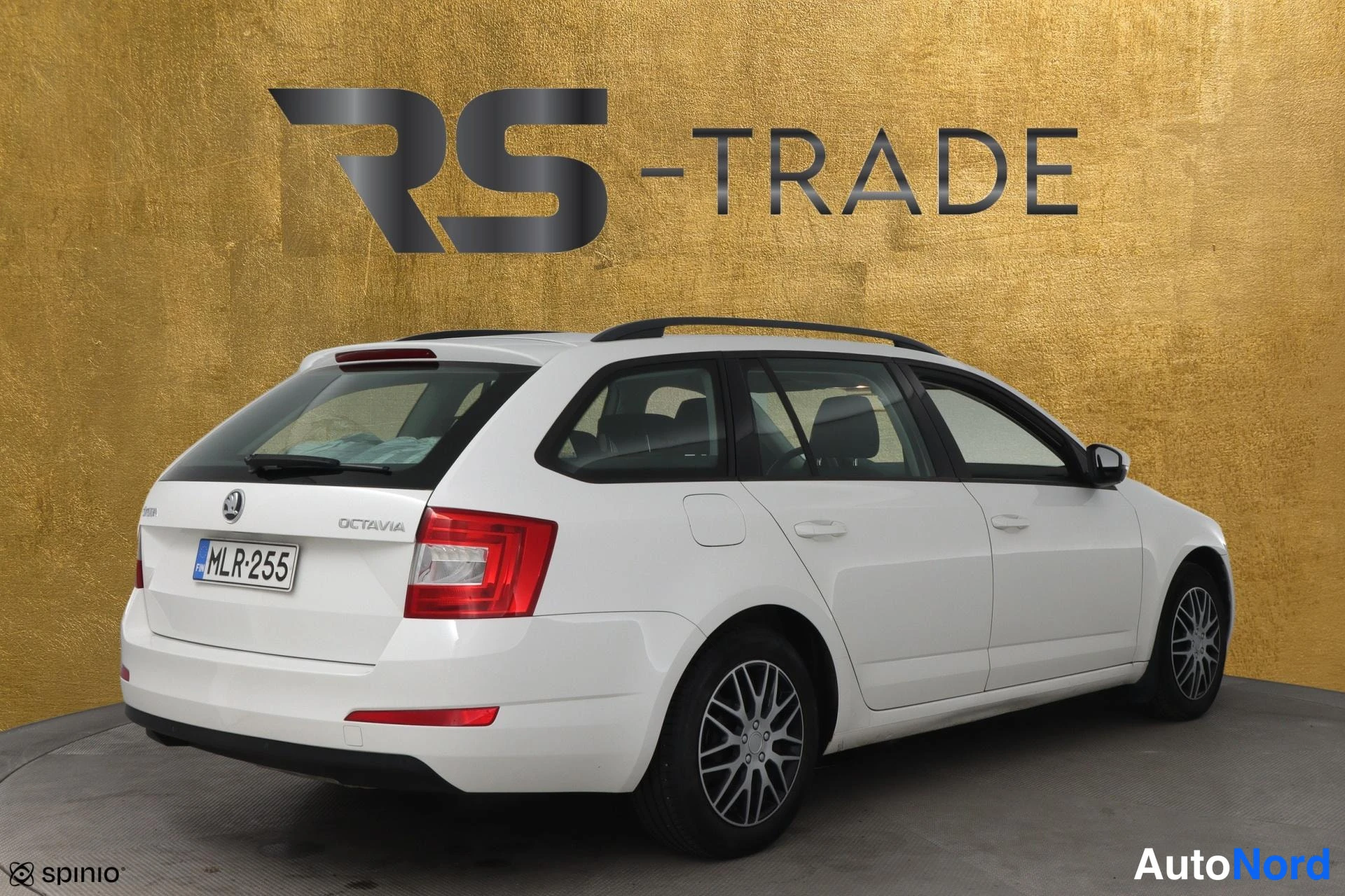 Valkoinen Skoda Octavia 2013, takaviisto, kuva 4