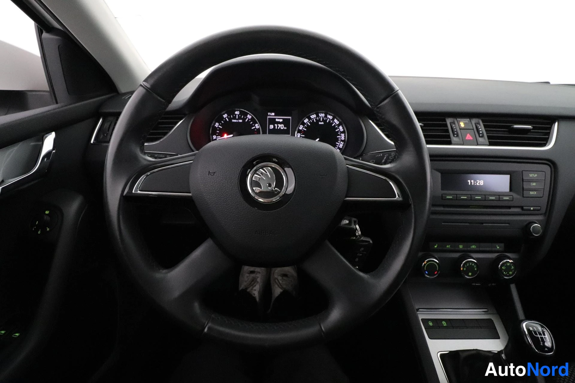 Valkoinen Skoda Octavia 2013, ohjaamo, kuva 9