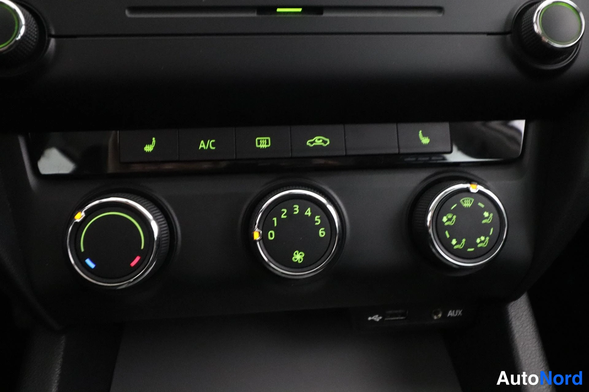 Valkoinen Skoda Octavia 2013, yksityiskohta, kuva 20