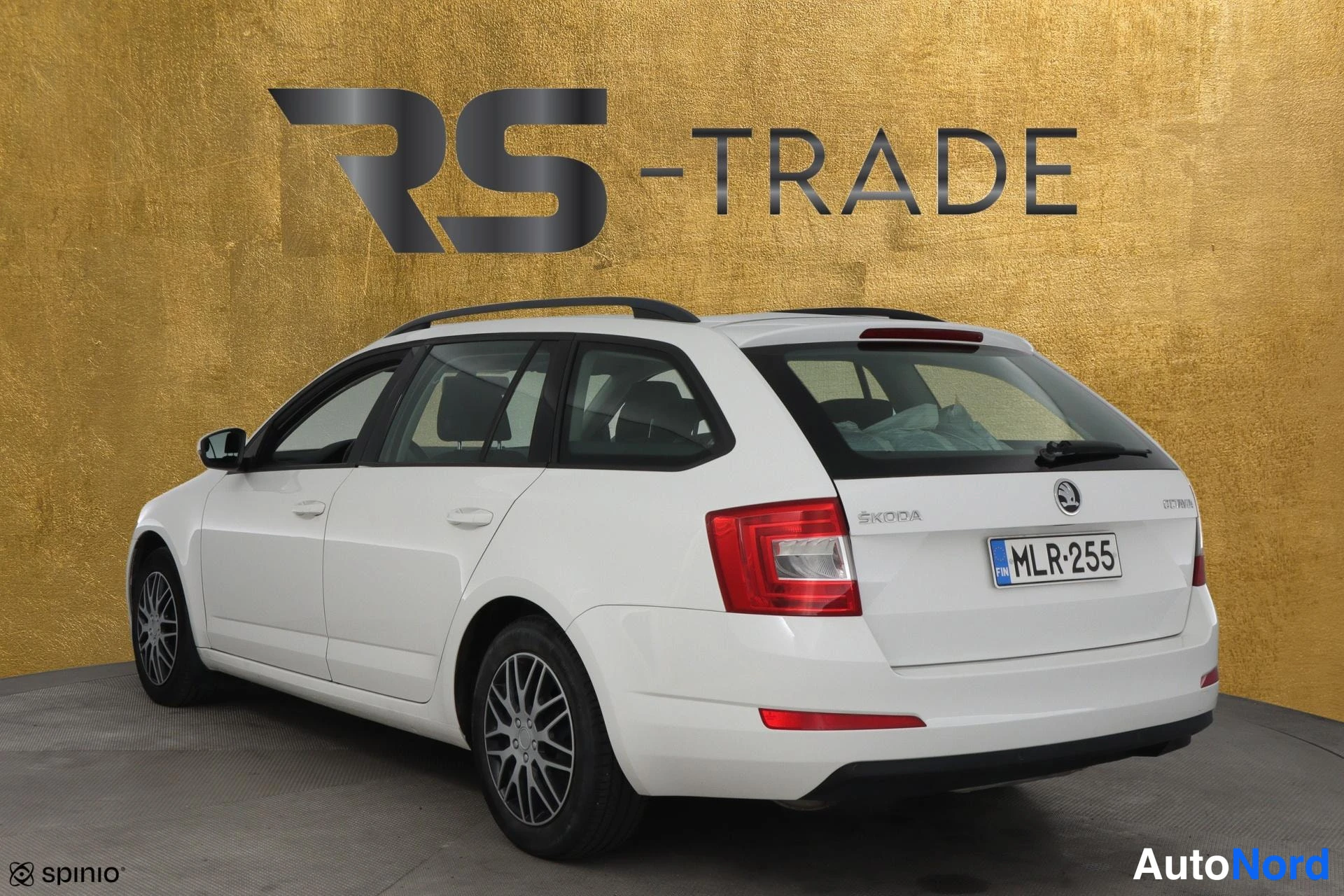 Valkoinen Skoda Octavia 2013, takaviisto, kuva 5