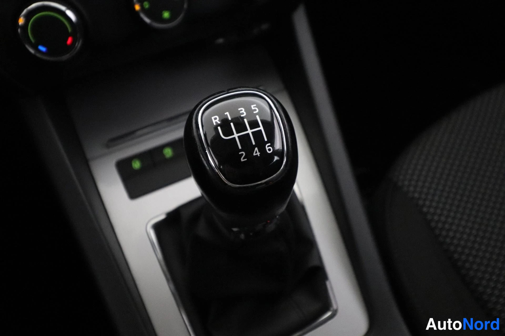 Valkoinen Skoda Octavia 2013, yksityiskohta, kuva 22