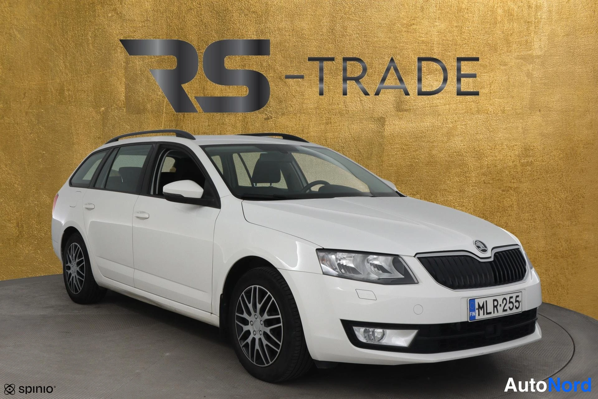 Valkoinen Skoda Octavia 2013, etuviisto, keula oikealle, kuva 2