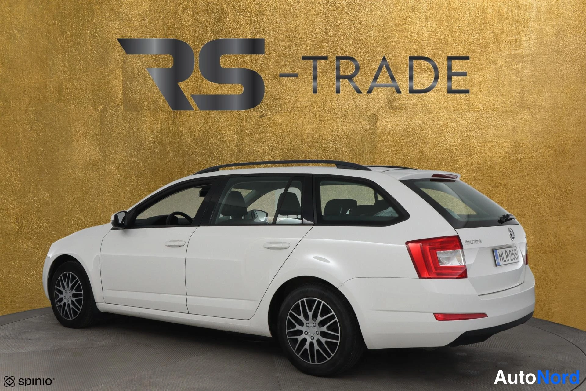 Valkoinen Skoda Octavia 2013, takaviisto, kuva 6
