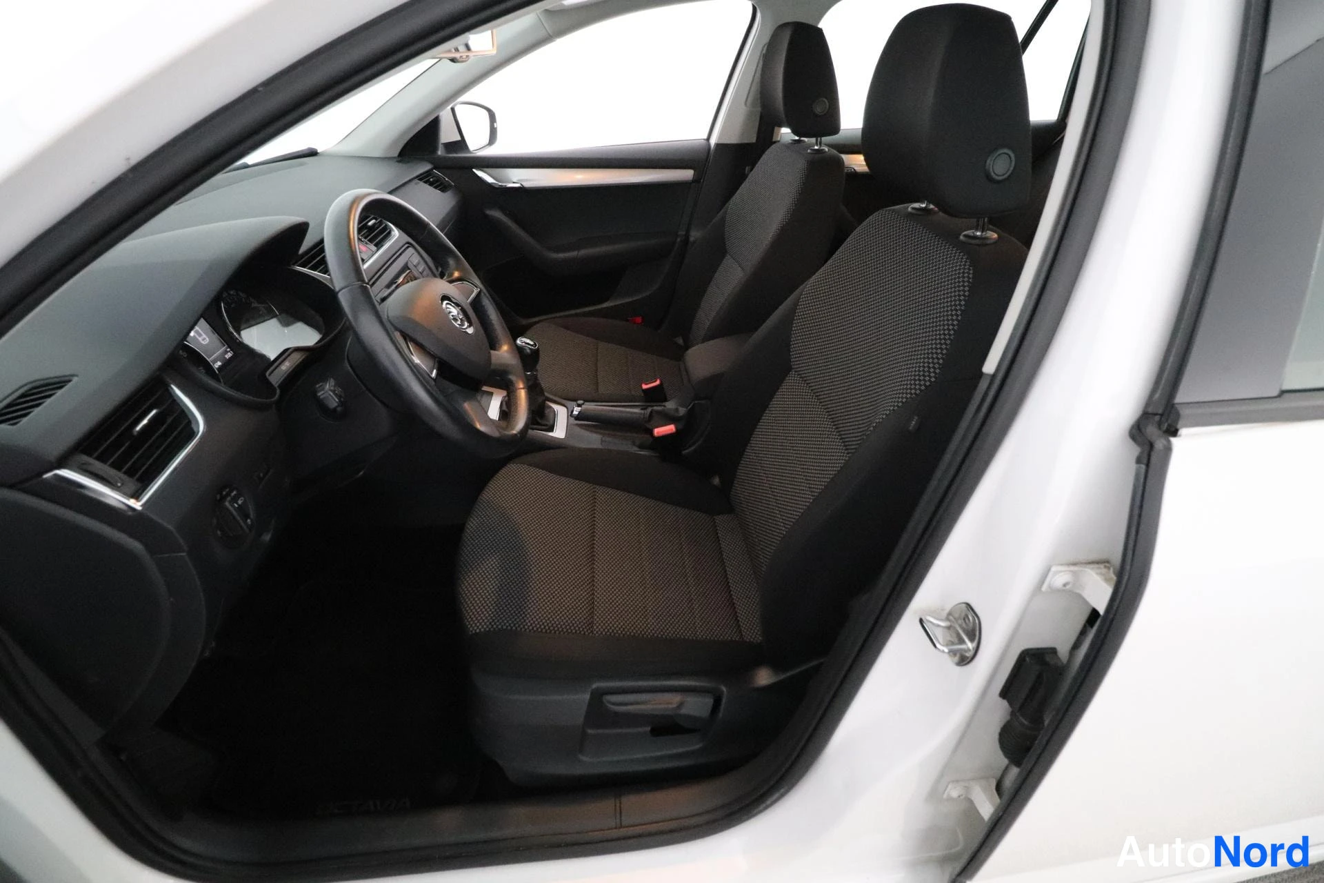 Valkoinen Skoda Octavia 2013, etuistuimet, kuva 10