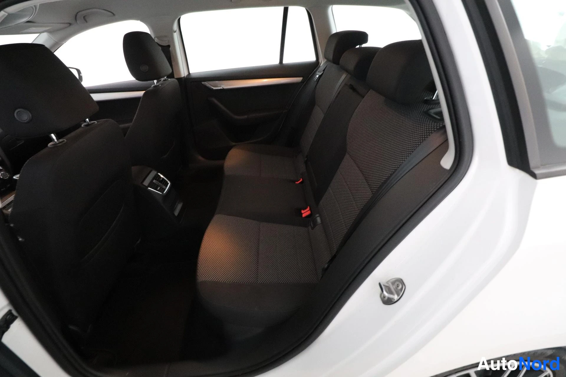 Valkoinen Skoda Octavia 2013, takaistuimet, kuva 12