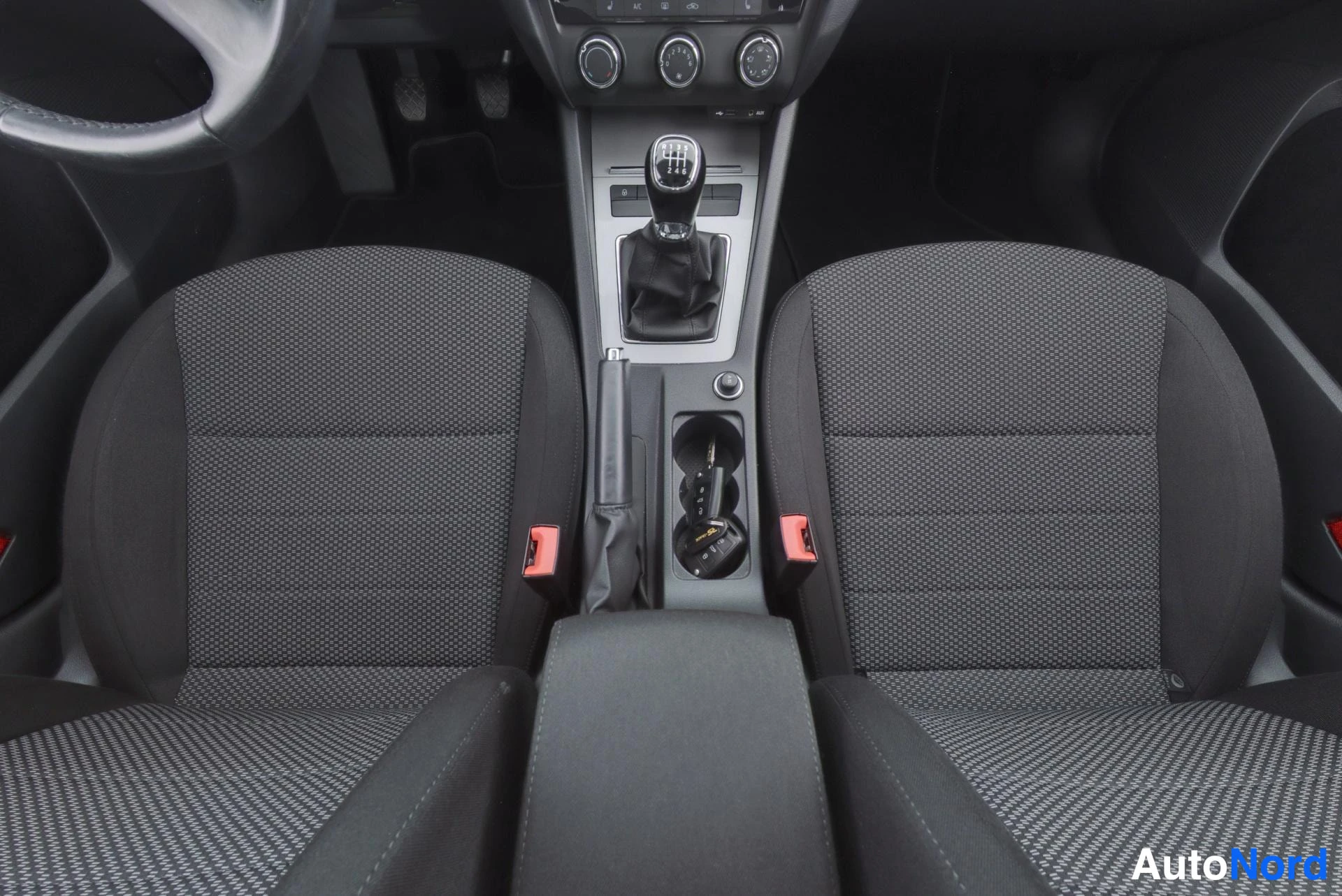 Valkoinen Skoda Octavia 2013, etuistuimet, kuva 11
