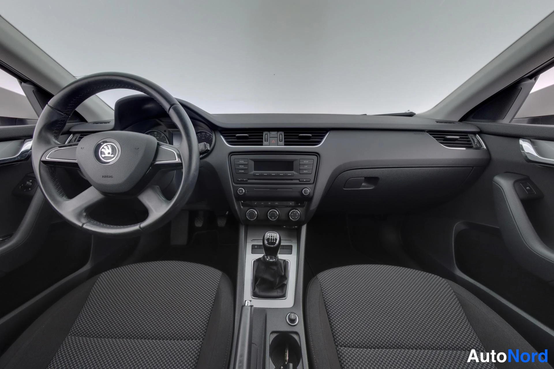 Valkoinen Skoda Octavia 2013, ohjaamo, kuva 7