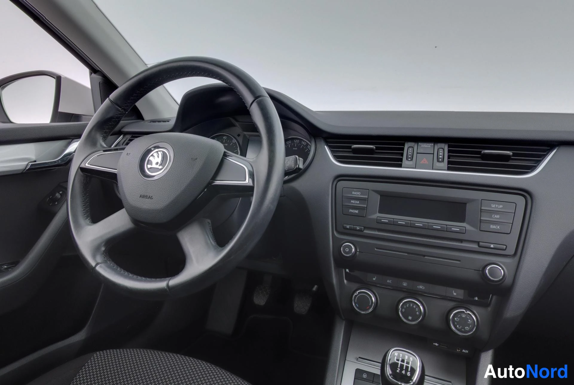 Valkoinen Skoda Octavia 2013, ohjaamo, kuva 8