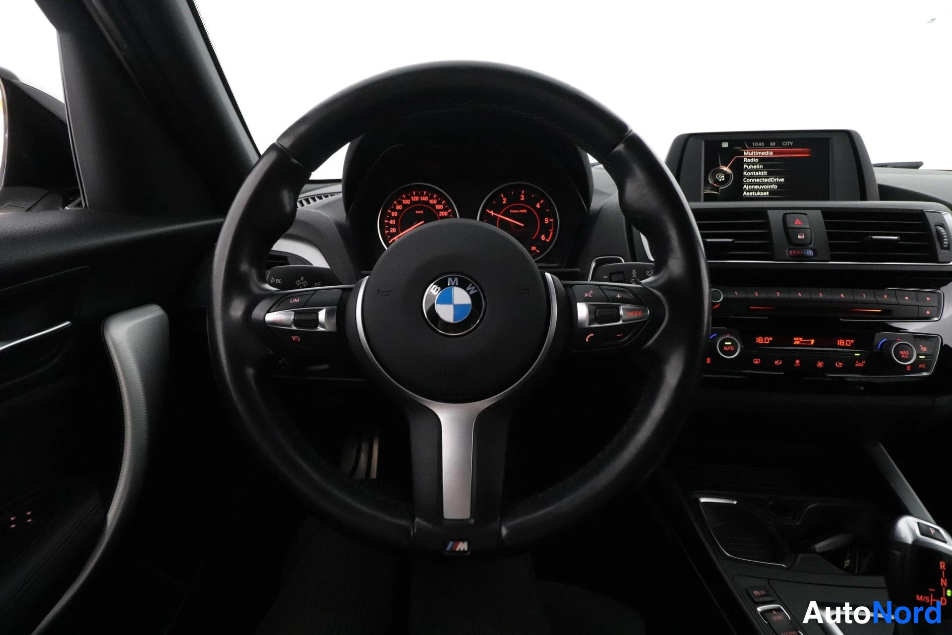 Valkoinen BMW 116d 2015, yksityiskohta, kuva 14