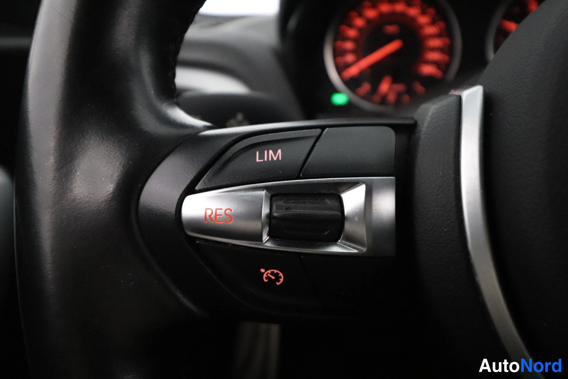 Valkoinen BMW 116d 2015, yksityiskohta, kuva 15