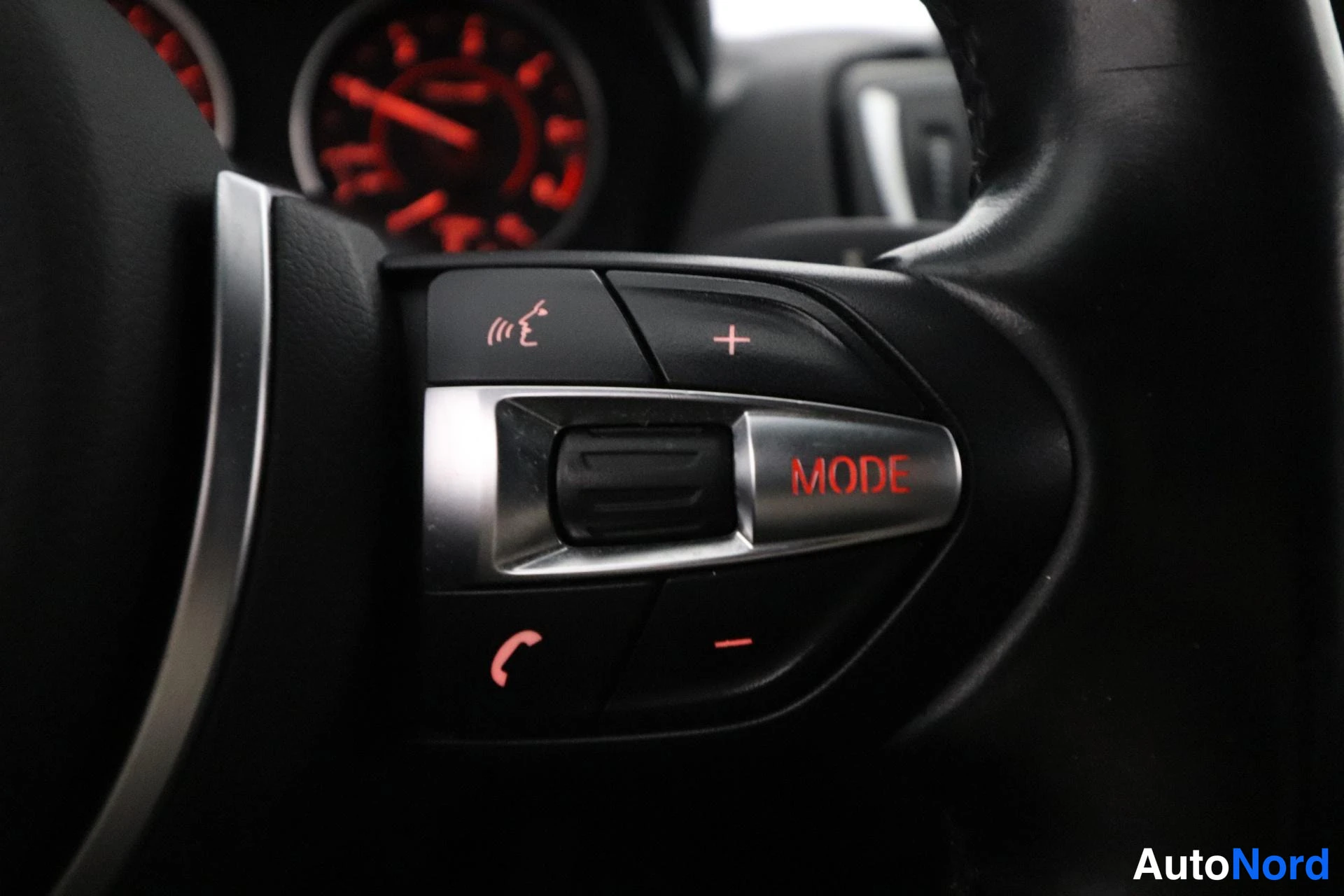 Valkoinen BMW 116d 2015, yksityiskohta, kuva 16