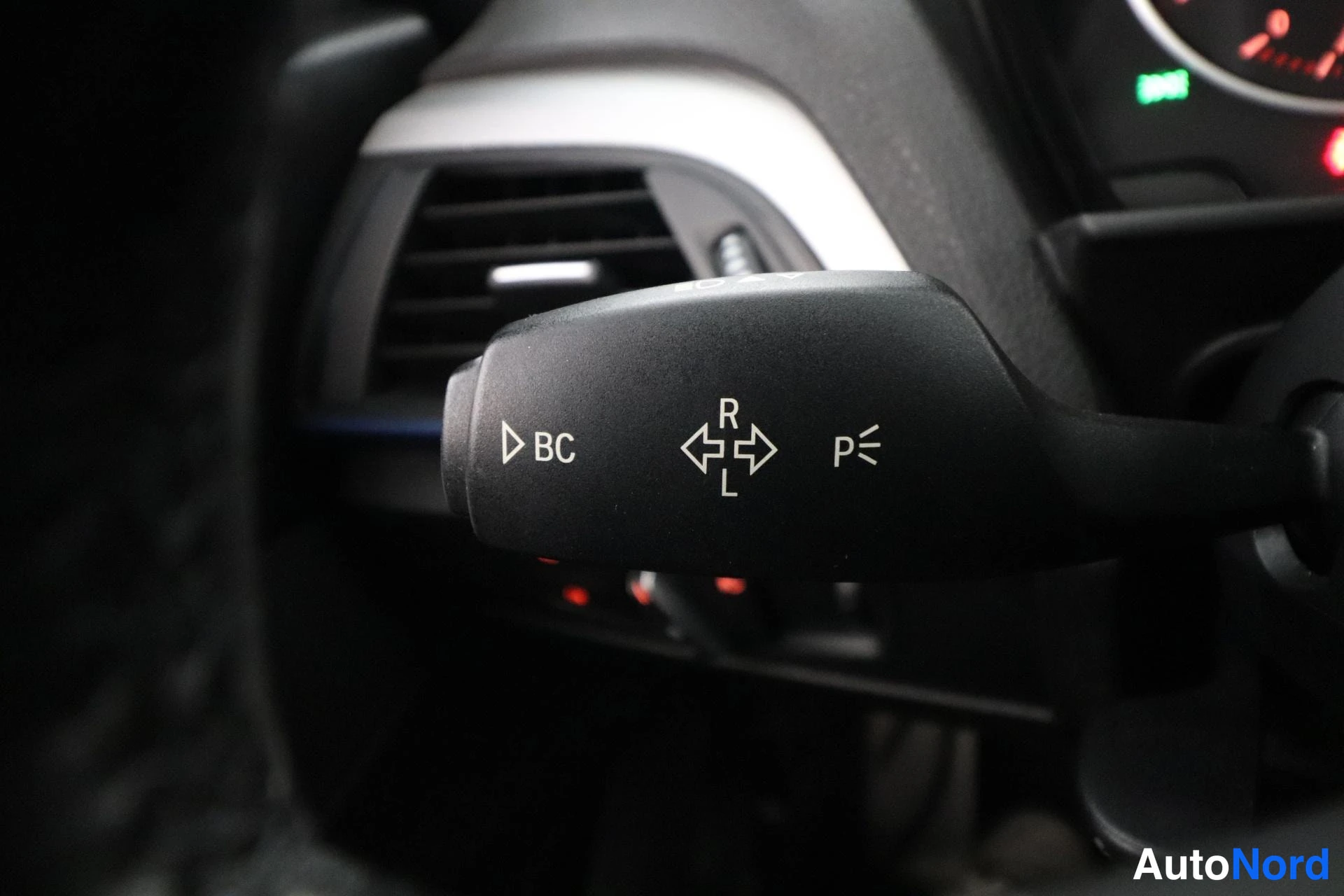Valkoinen BMW 116d 2015, yksityiskohta, kuva 17