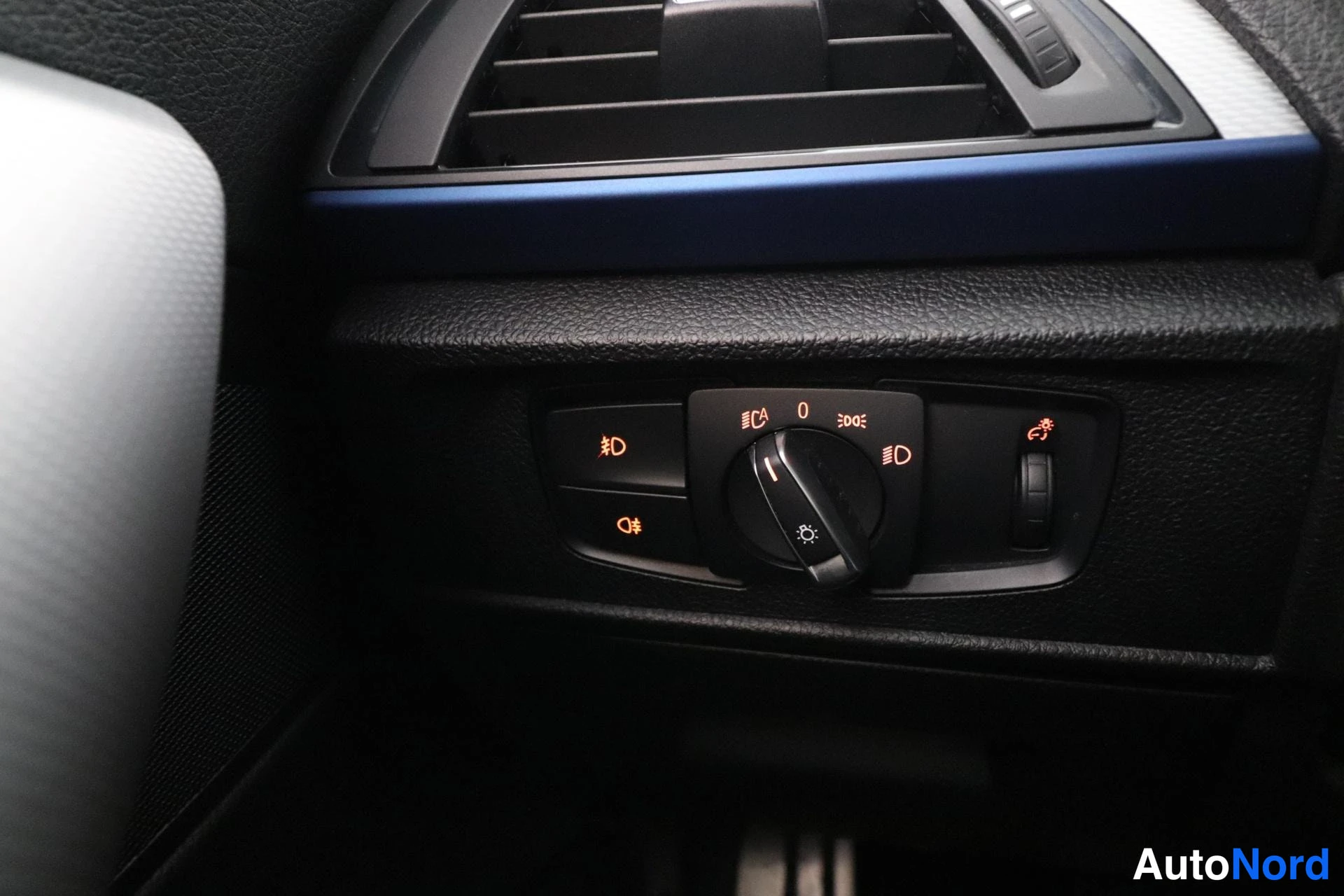Valkoinen BMW 116d 2015, yksityiskohta, kuva 29