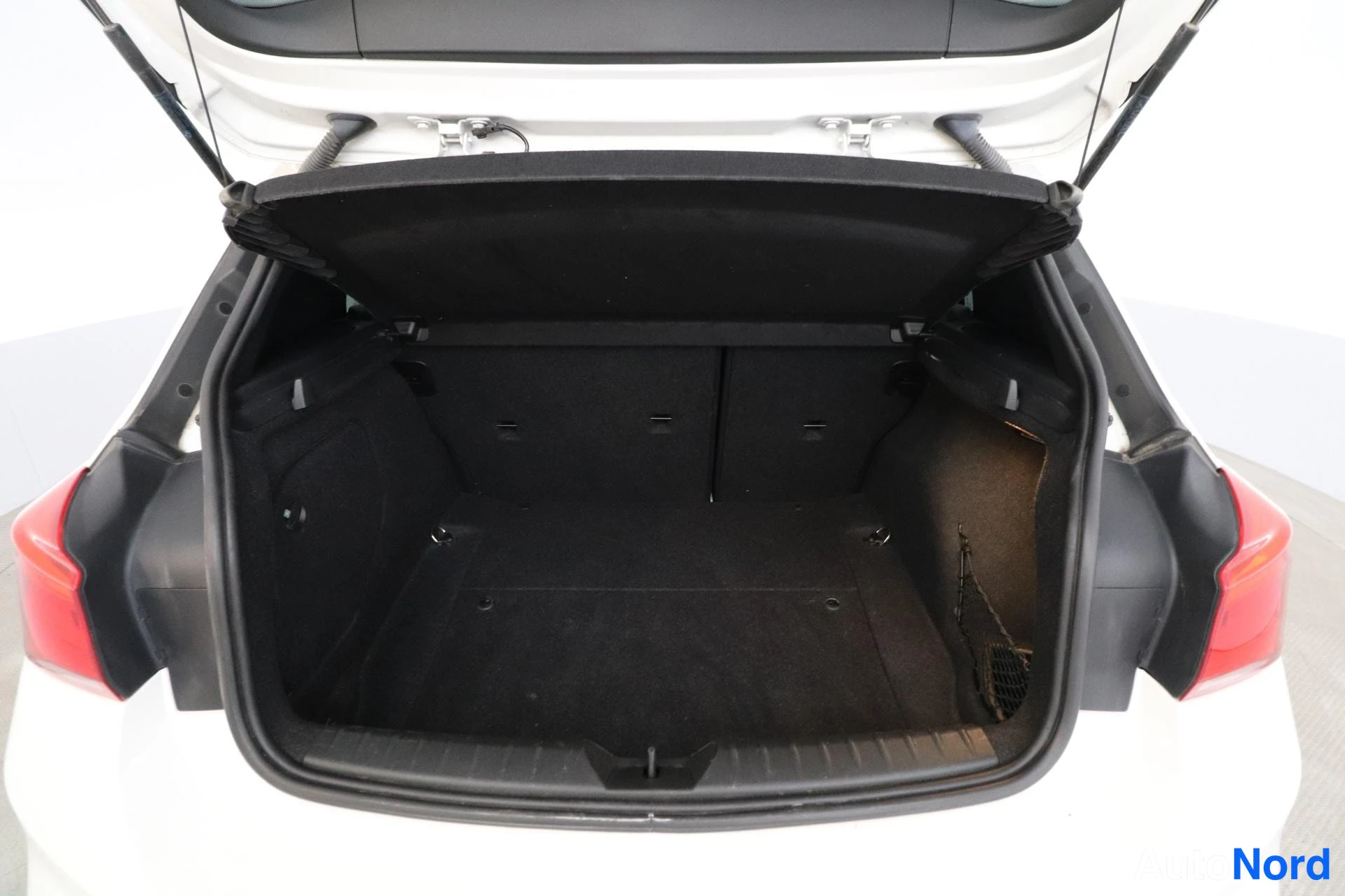 Valkoinen BMW 116d 2015, tavaratila, kuva 12