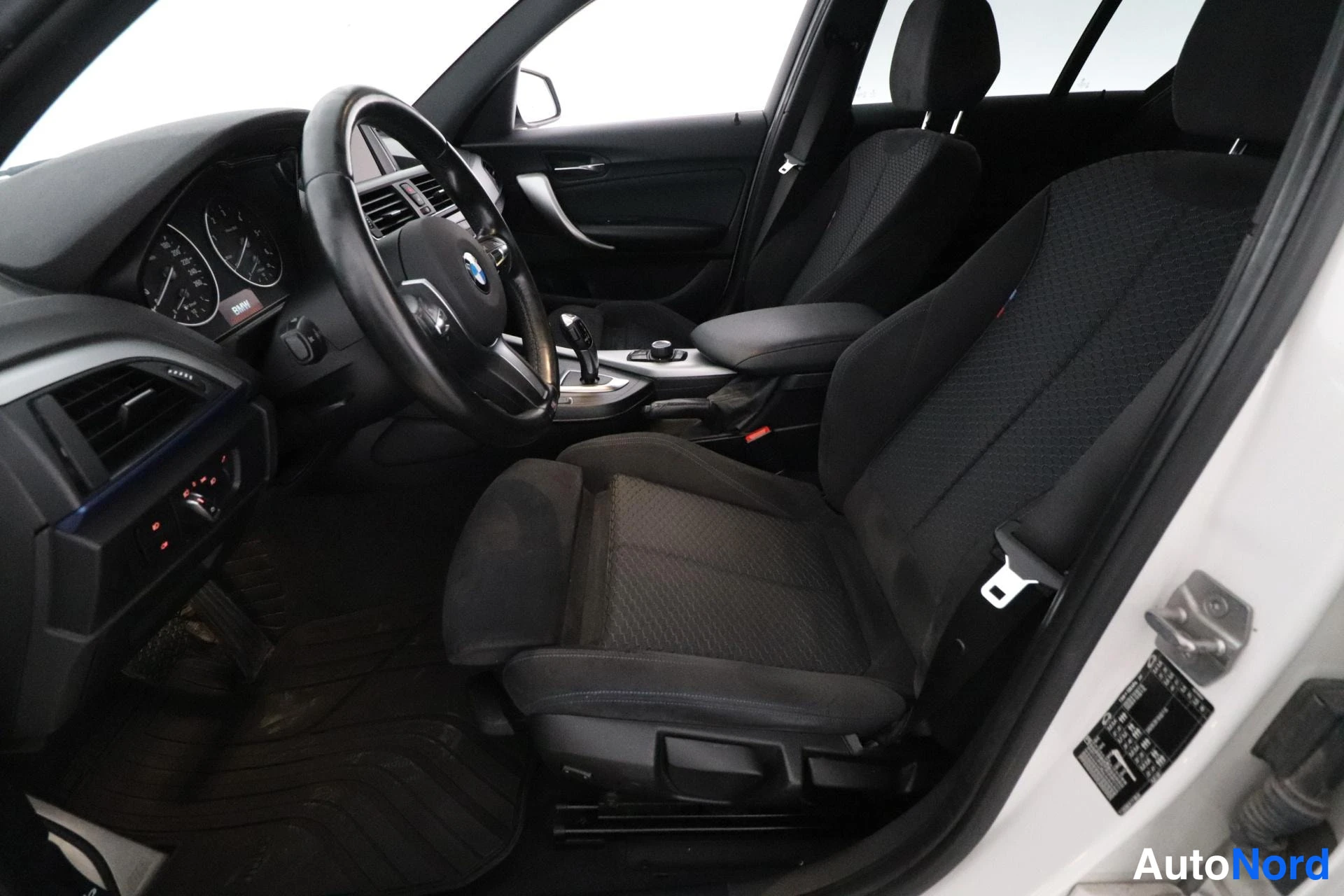 Valkoinen BMW 116d 2015, ohjaamo, kuva 7