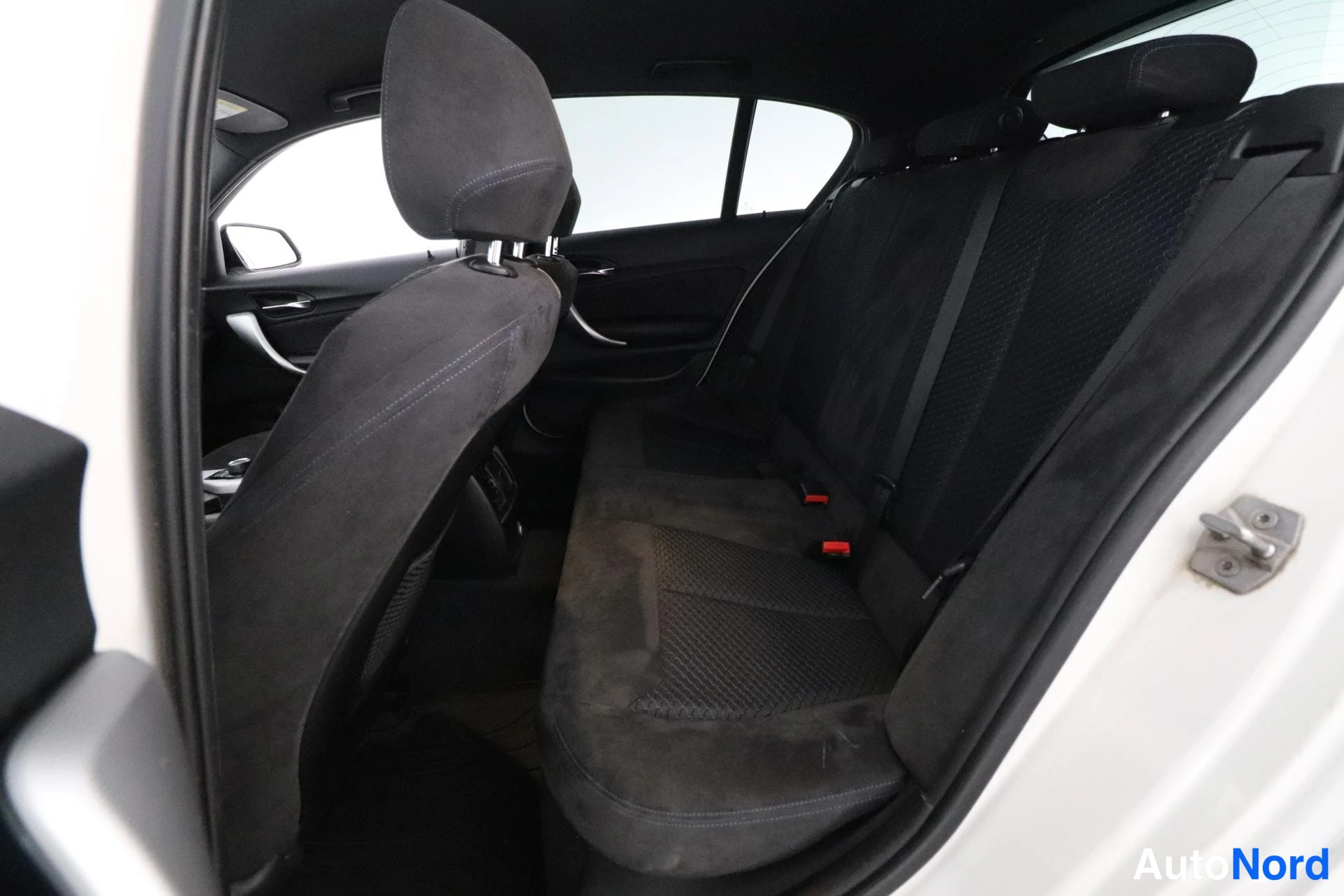 Valkoinen BMW 116d 2015, takaistuimet, kuva 11