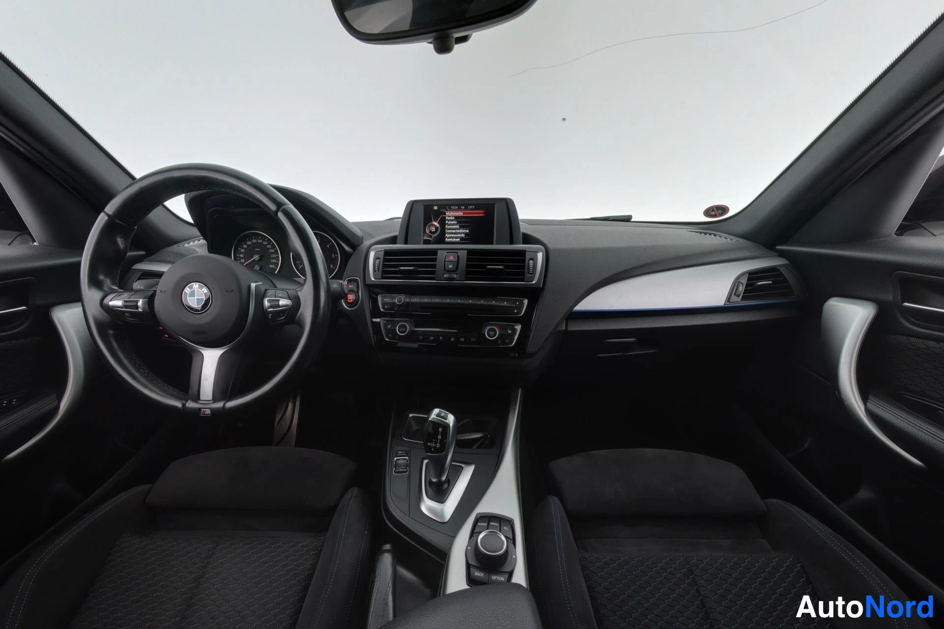 Valkoinen BMW 116d 2015, ohjaamo, kuva 9