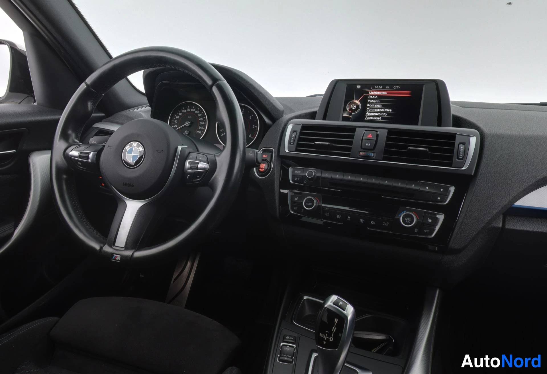 Valkoinen BMW 116d 2015, ohjaamo, kuva 10