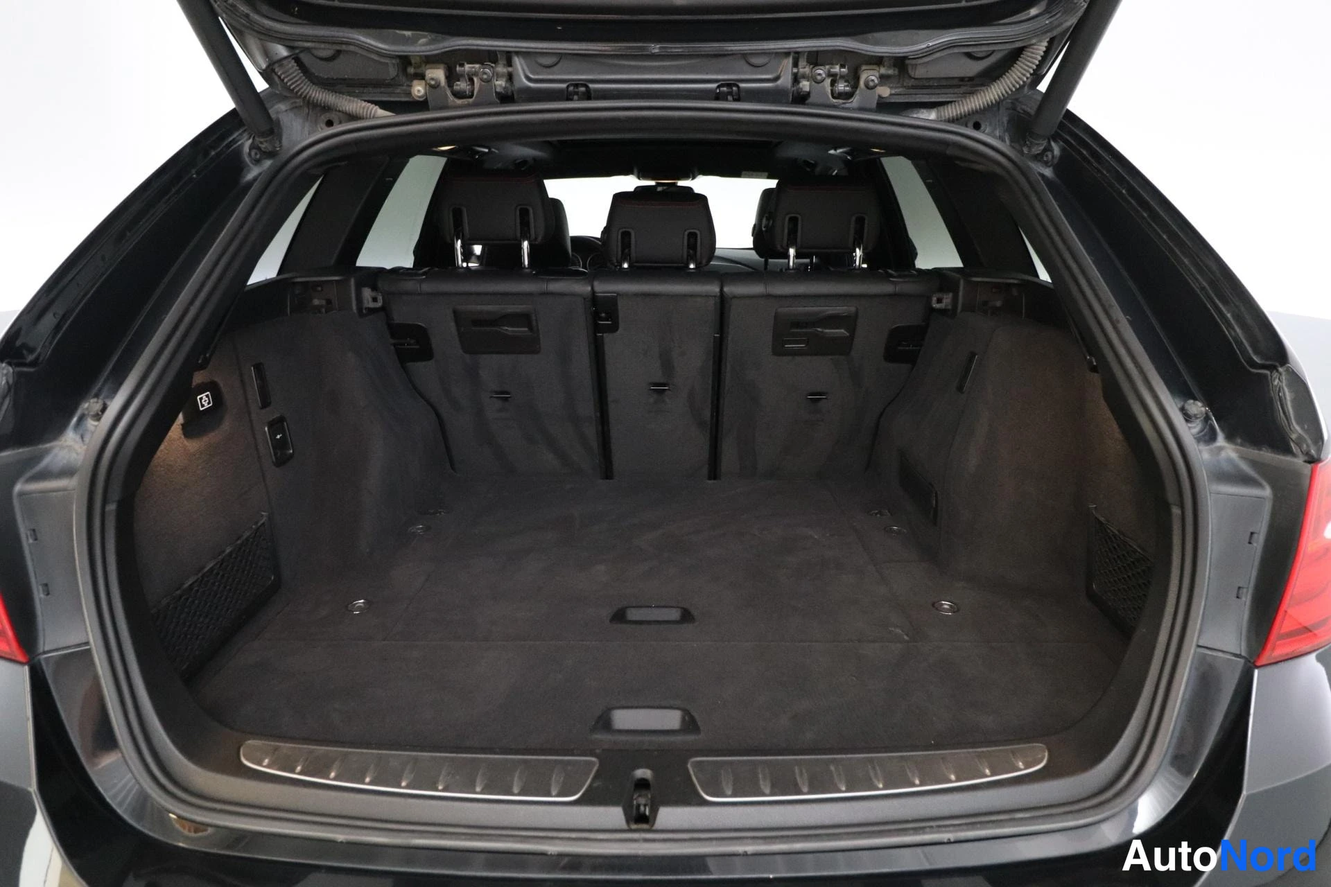 Musta BMW 330d 2014, tavaratila, kuva 14