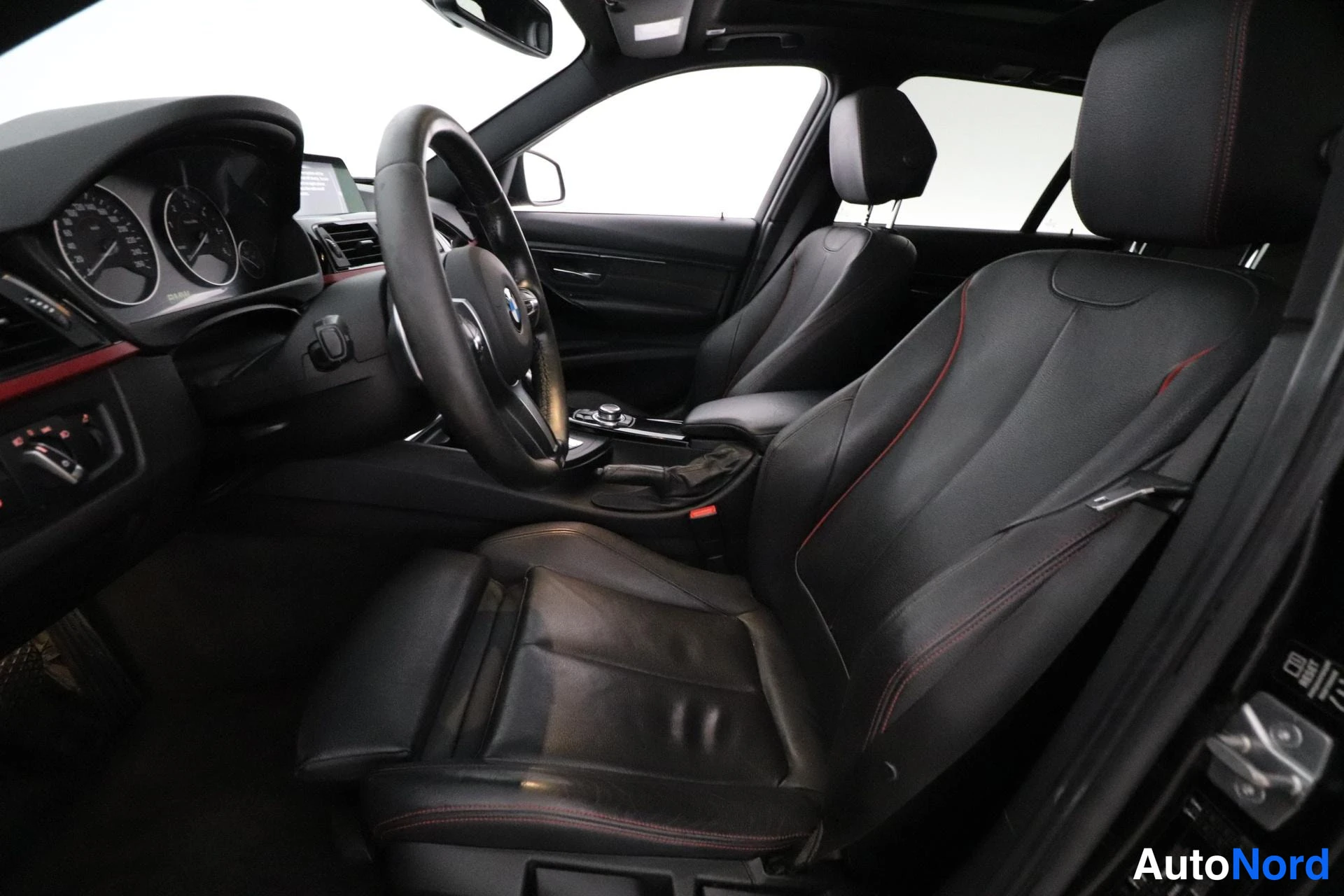 Musta BMW 330d 2014, ohjaamo, kuva 7