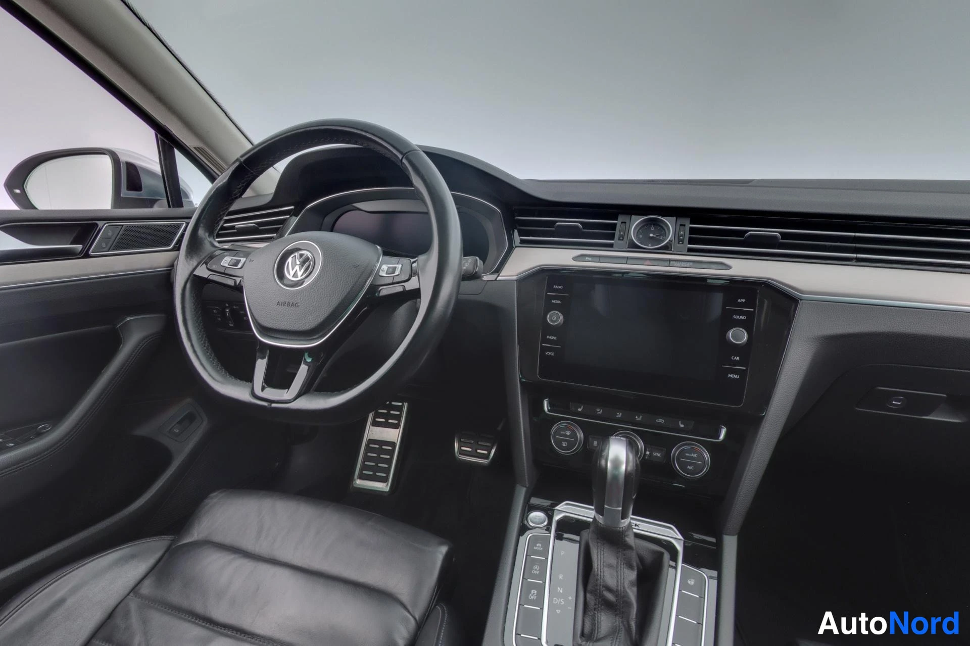 Valkoinen Volkswagen Passat 2017, ohjaamo, kuva 8