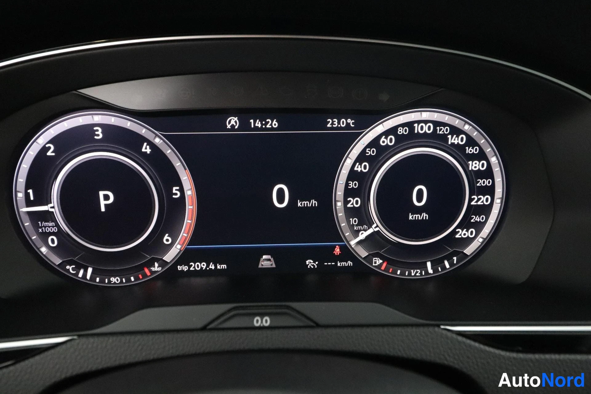 Valkoinen Volkswagen Passat 2017, yksityiskohta, kuva 15