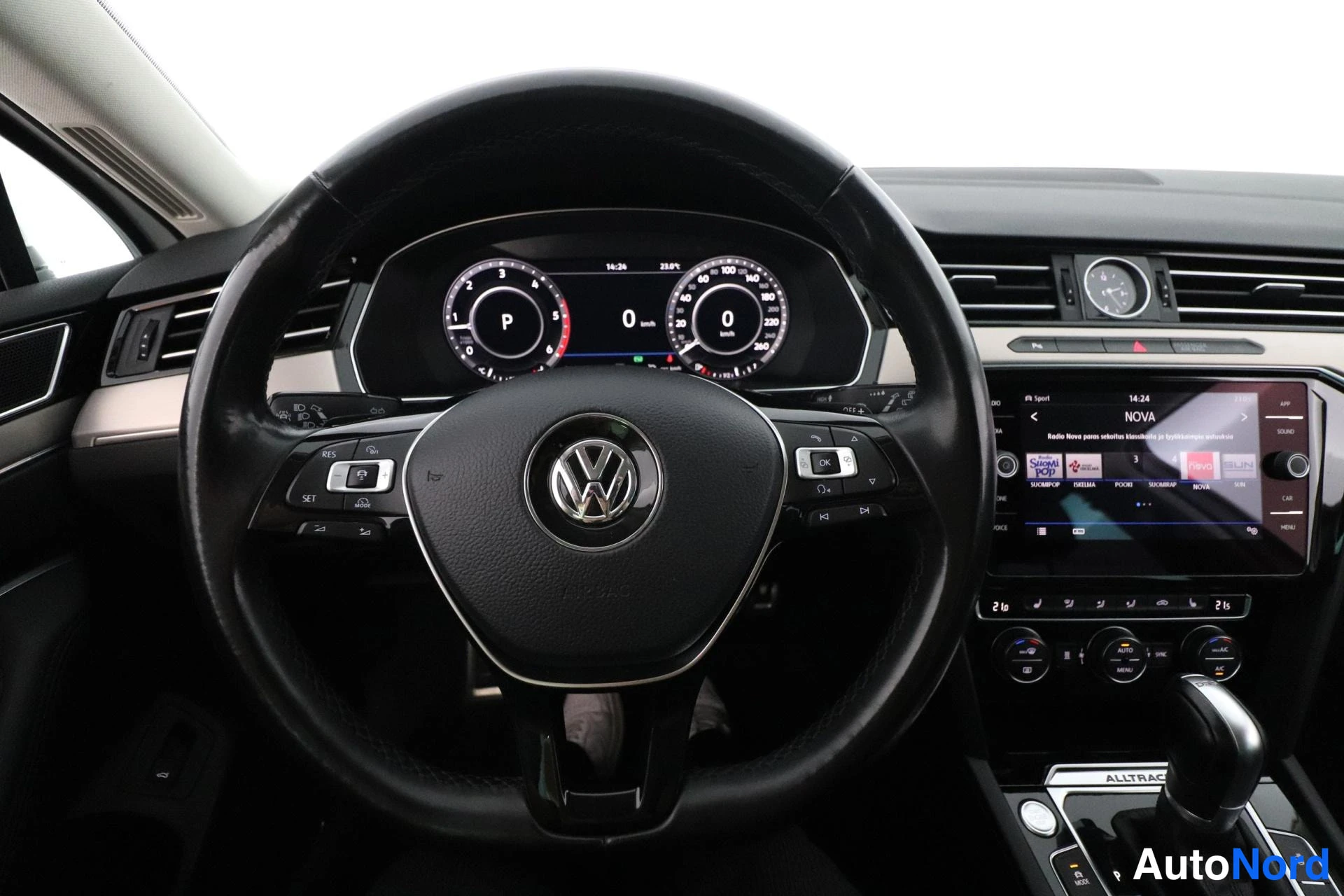 Valkoinen Volkswagen Passat 2017, ohjaamo, kuva 9