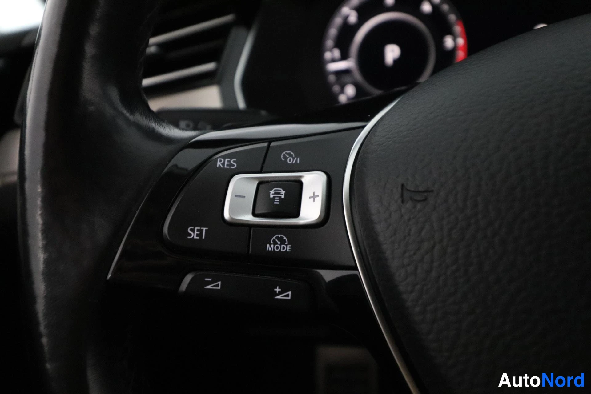 Valkoinen Volkswagen Passat 2017, yksityiskohta, kuva 18