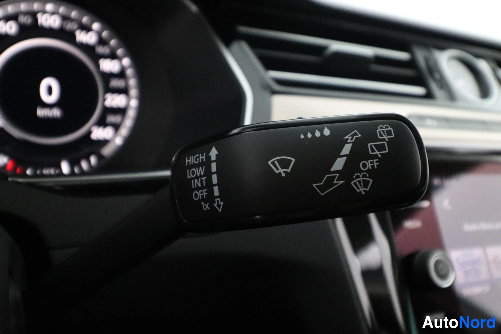 Valkoinen Volkswagen Passat 2017, yksityiskohta, kuva 35