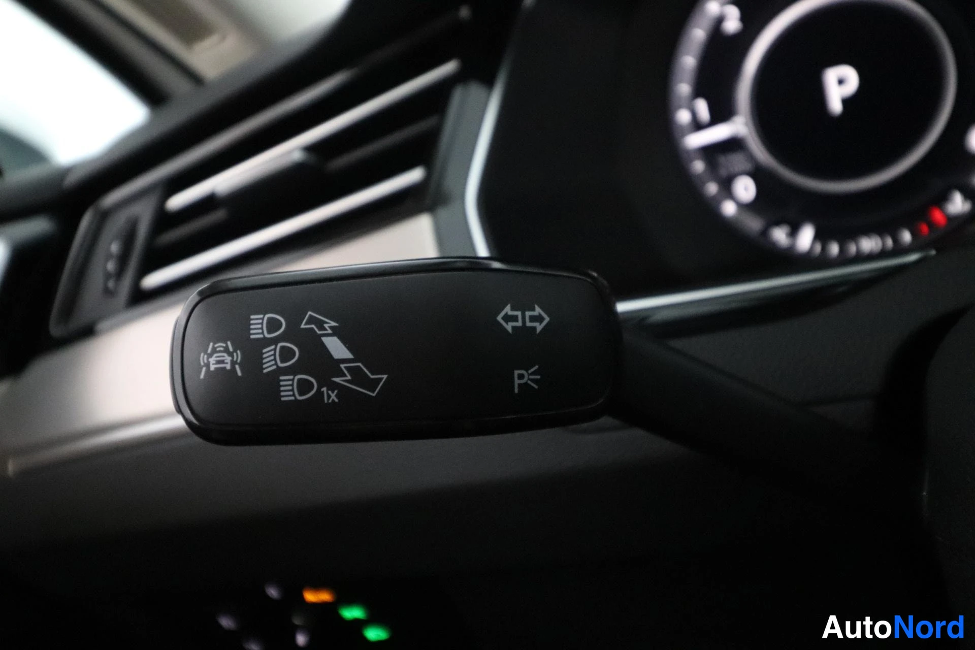 Valkoinen Volkswagen Passat 2017, yksityiskohta, kuva 19