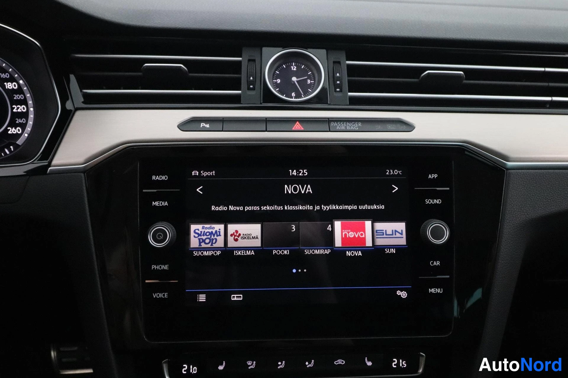 Valkoinen Volkswagen Passat 2017, ohjaamo, kuva 10