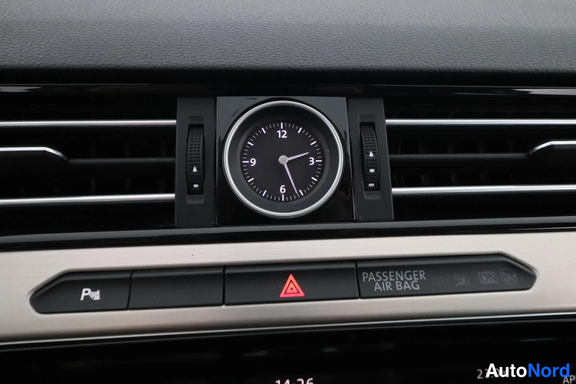 Valkoinen Volkswagen Passat 2017, yksityiskohta, kuva 20