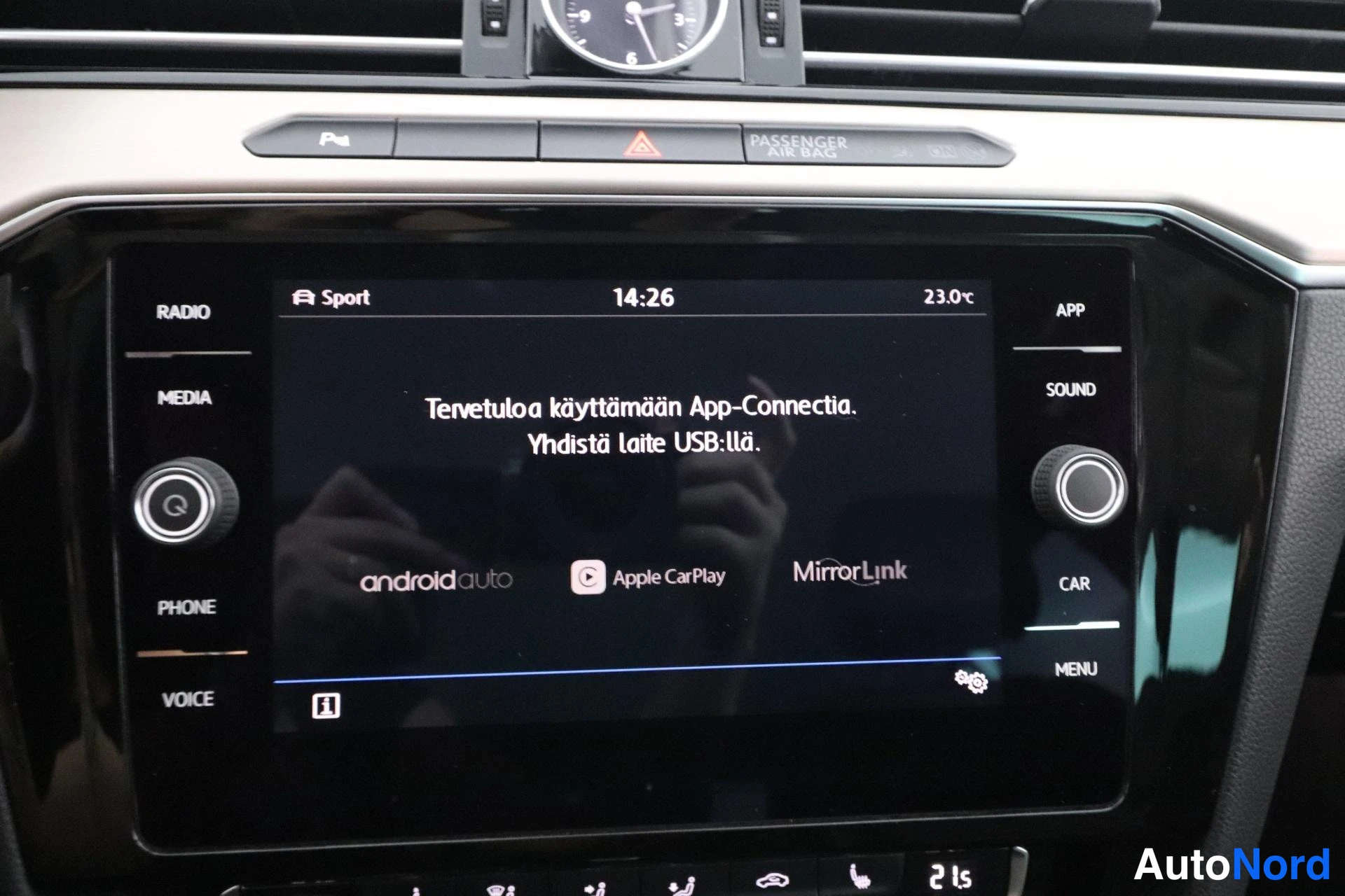 Valkoinen Volkswagen Passat 2017, yksityiskohta, kuva 23