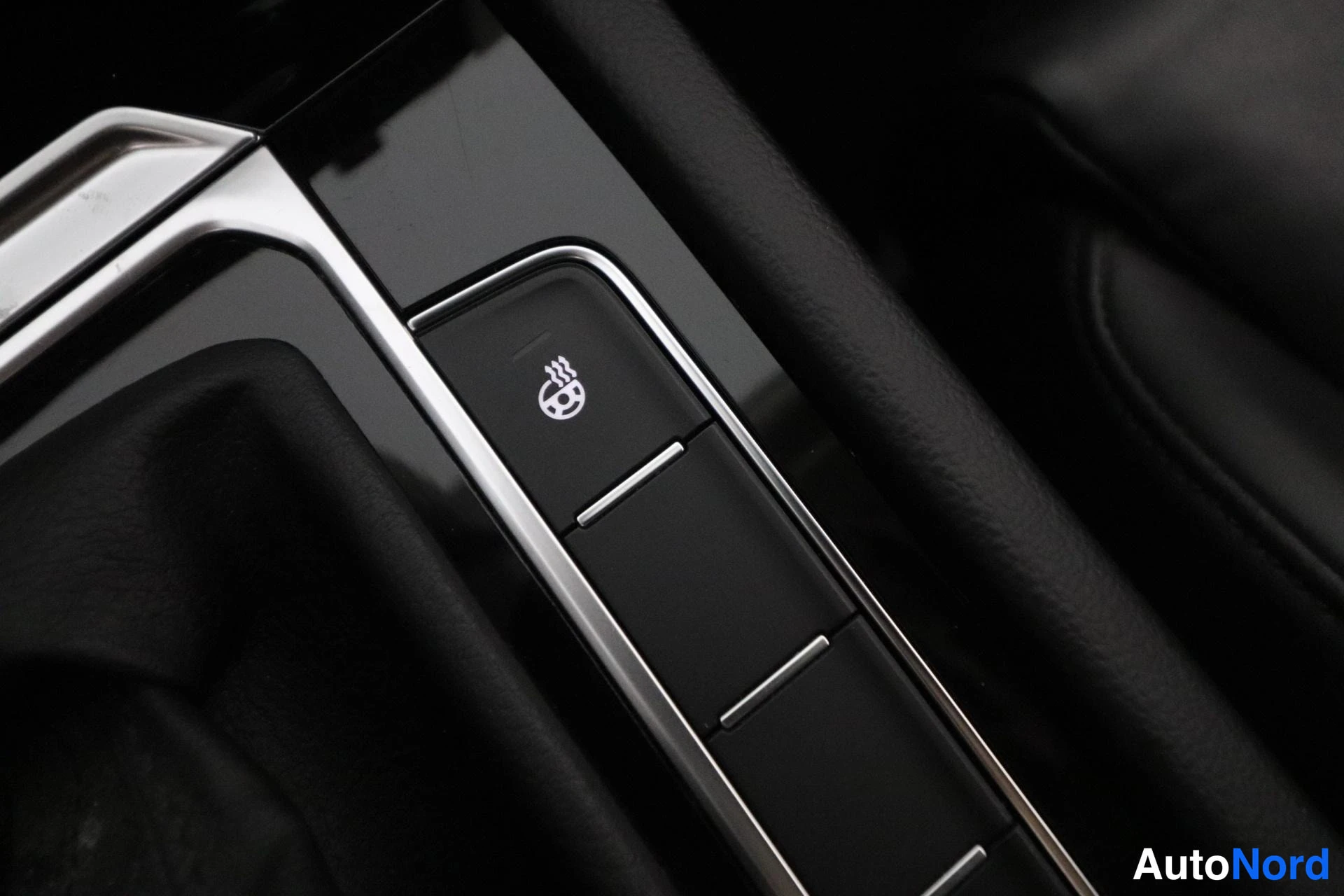 Valkoinen Volkswagen Passat 2017, yksityiskohta, kuva 27