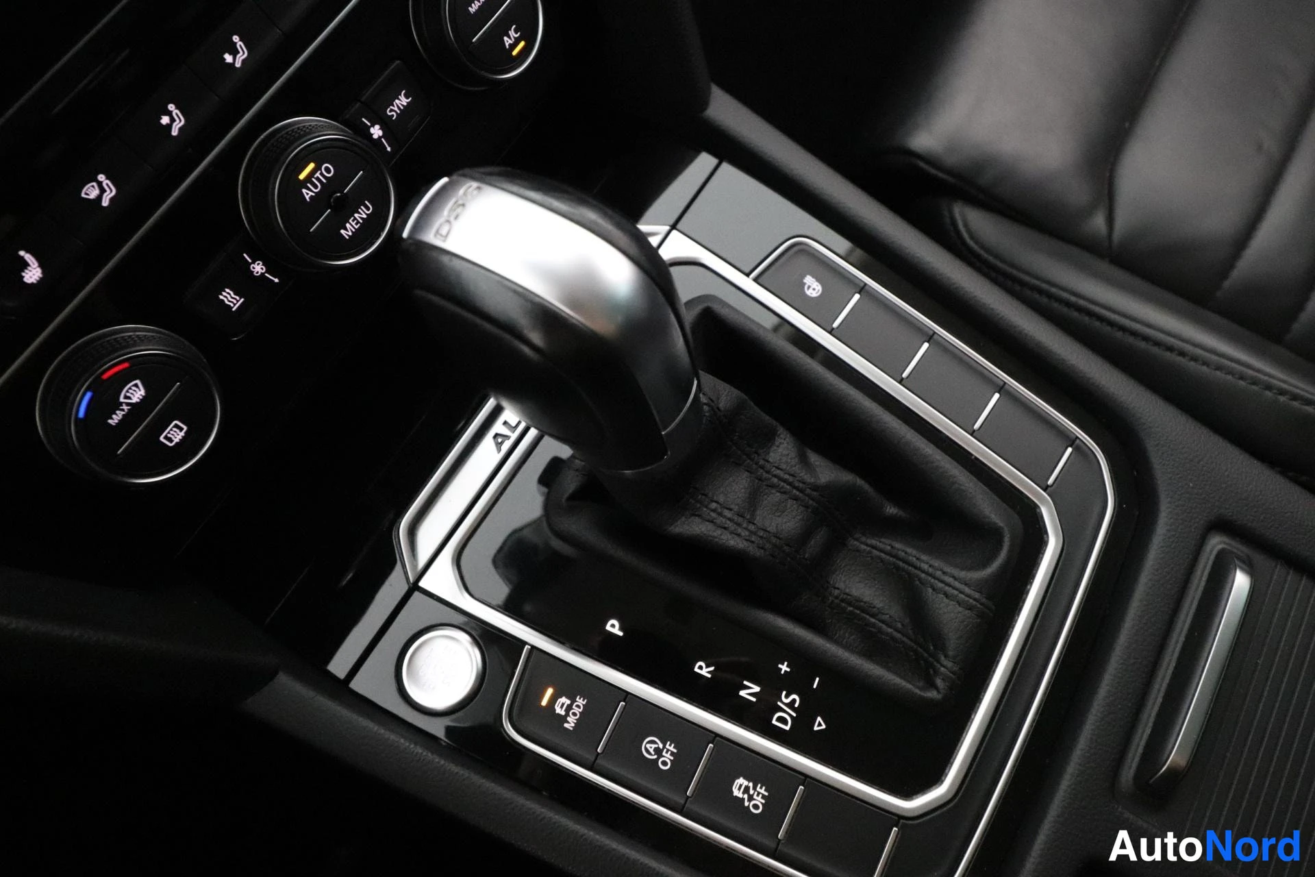 Valkoinen Volkswagen Passat 2017, yksityiskohta, kuva 28