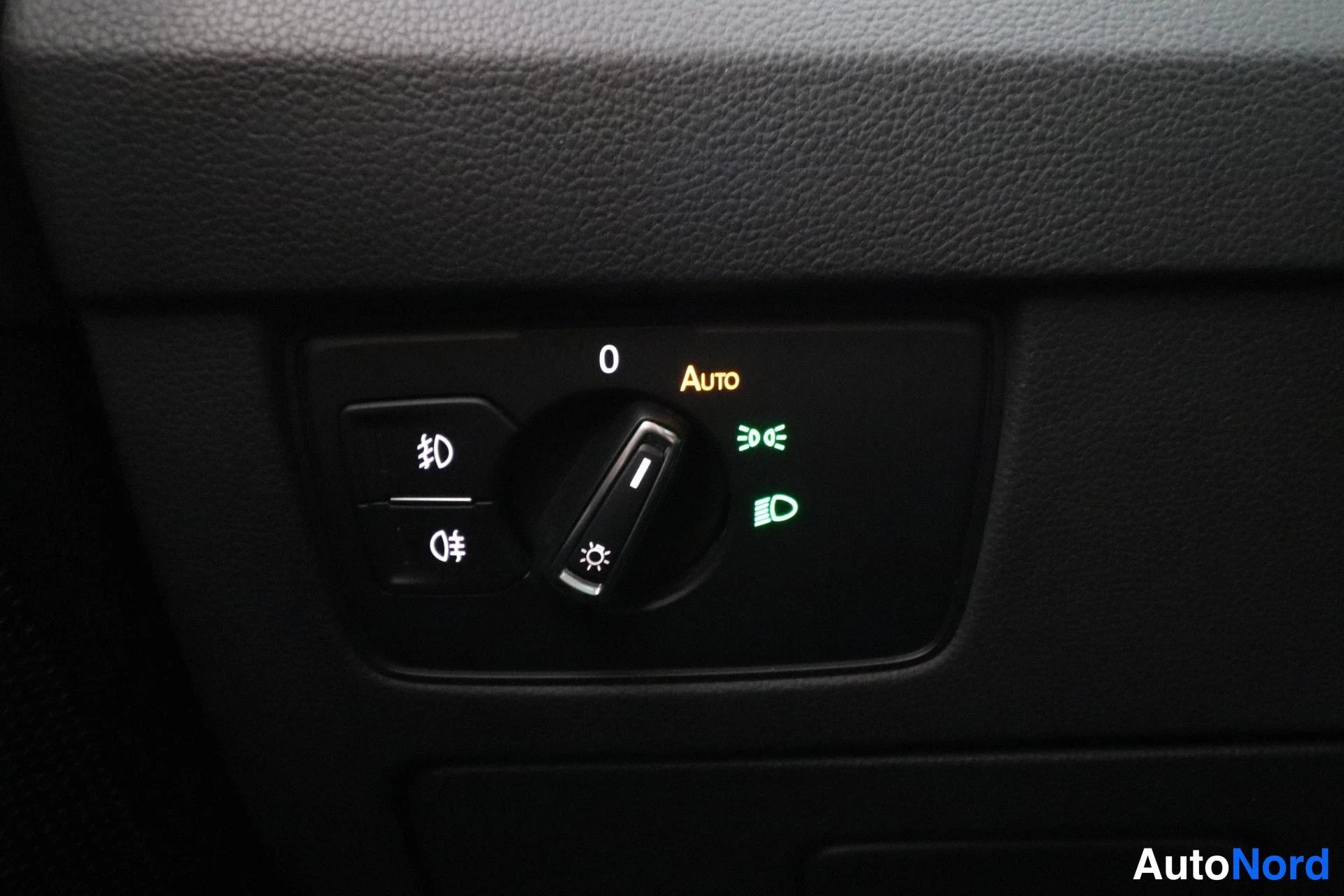 Valkoinen Volkswagen Passat 2017, yksityiskohta, kuva 30
