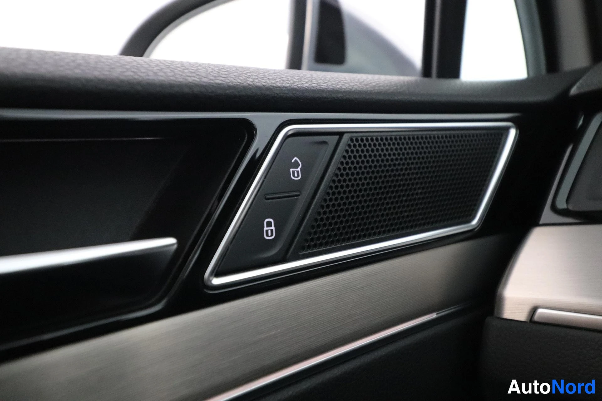 Valkoinen Volkswagen Passat 2017, yksityiskohta, kuva 31