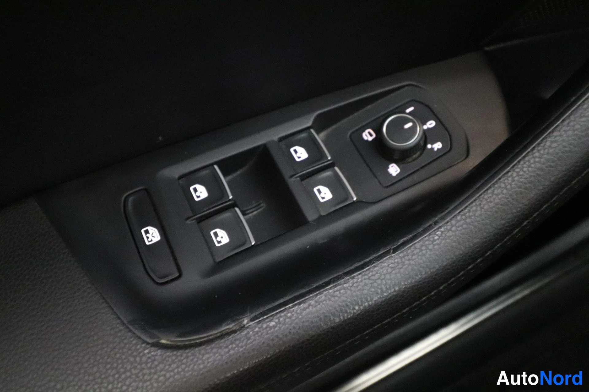 Valkoinen Volkswagen Passat 2017, yksityiskohta, kuva 32
