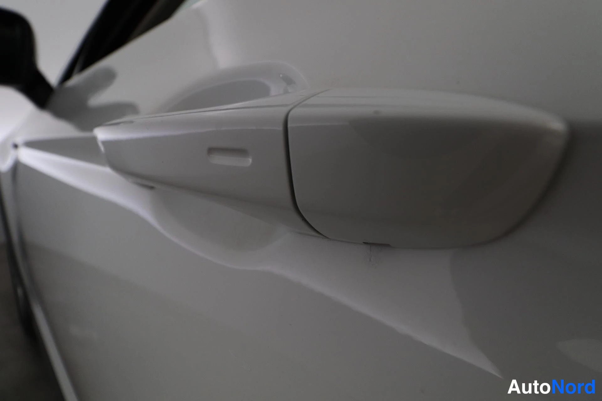 Valkoinen Volkswagen Passat 2017, yksityiskohta, kuva 36