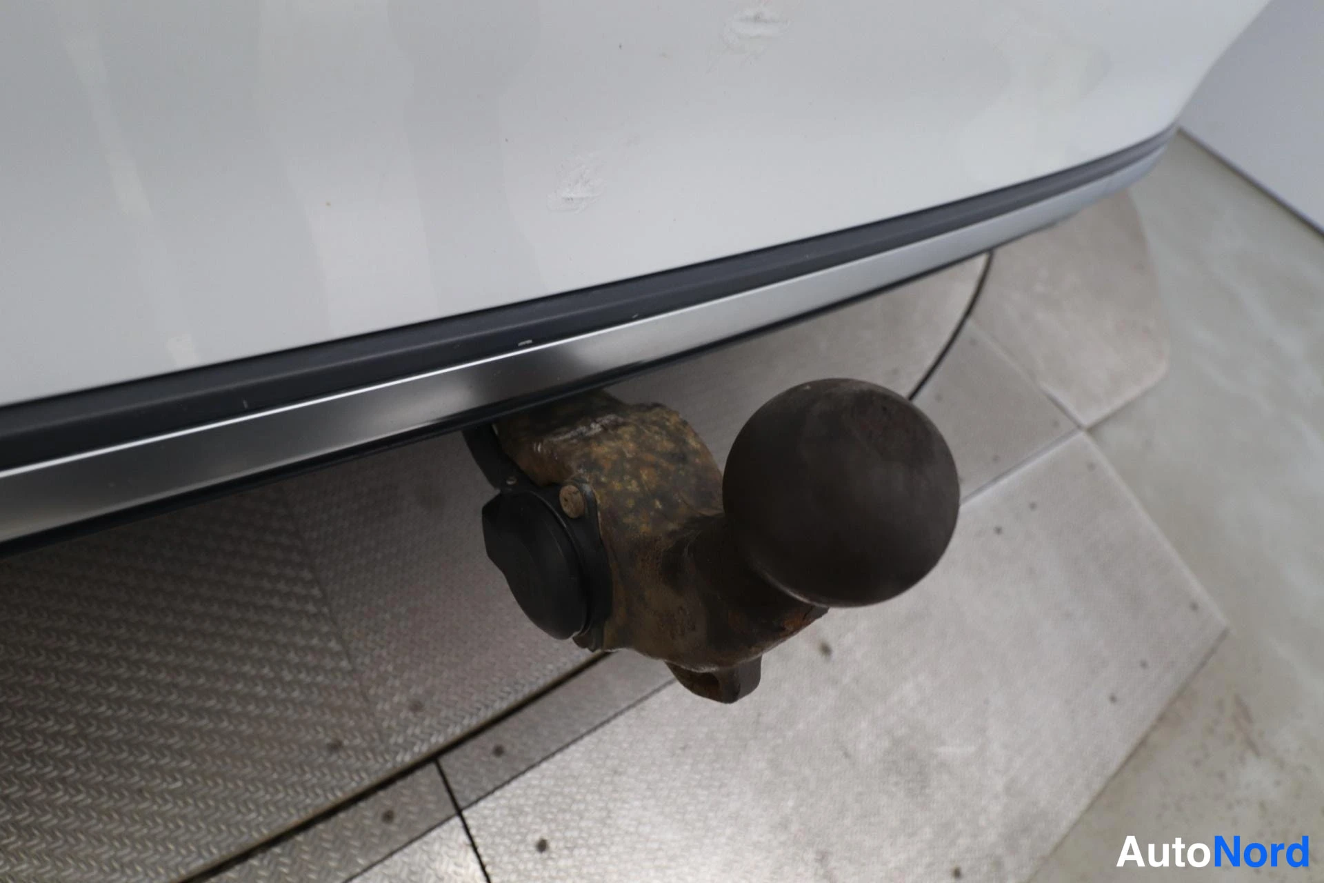 Valkoinen Volkswagen Passat 2017, yksityiskohta, kuva 34