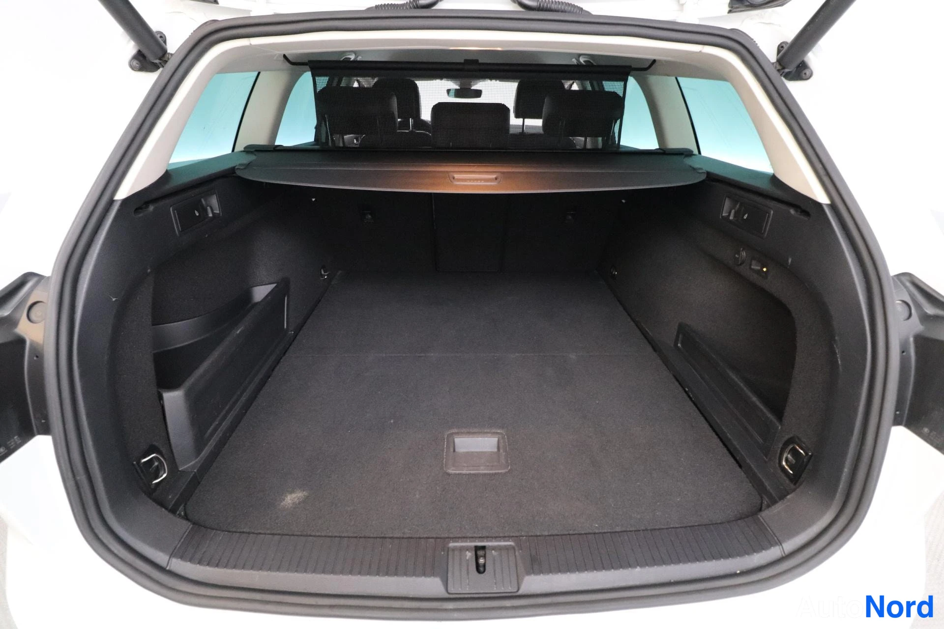 Valkoinen Volkswagen Passat 2017, tavaratila, kuva 13