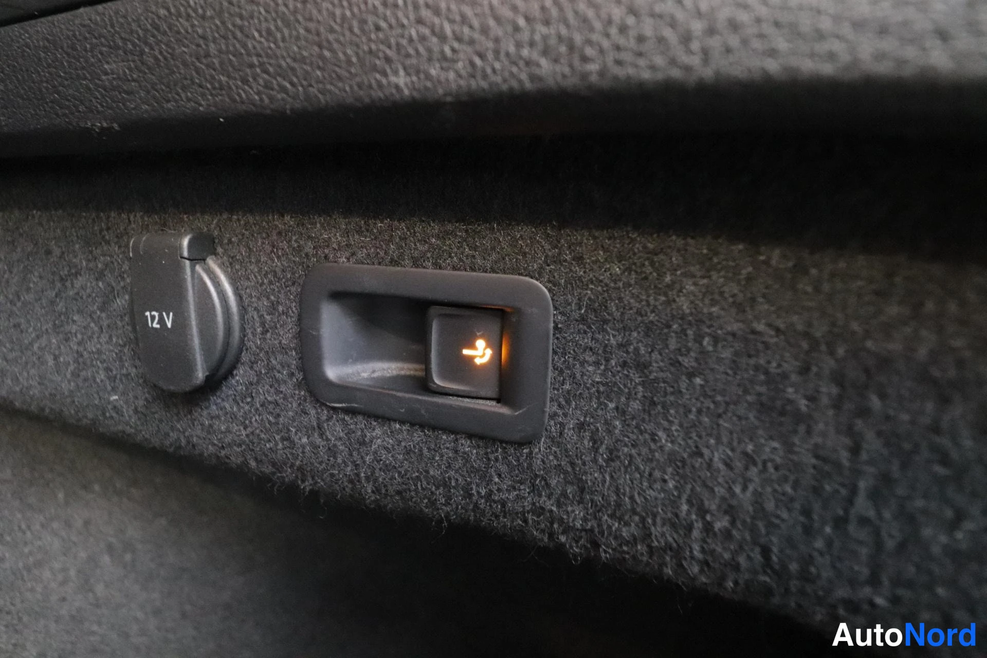 Valkoinen Volkswagen Passat 2017, kuva 37