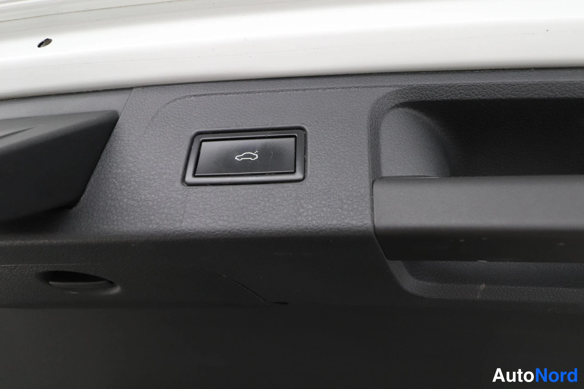 Valkoinen Volkswagen Passat 2017, kuva 38