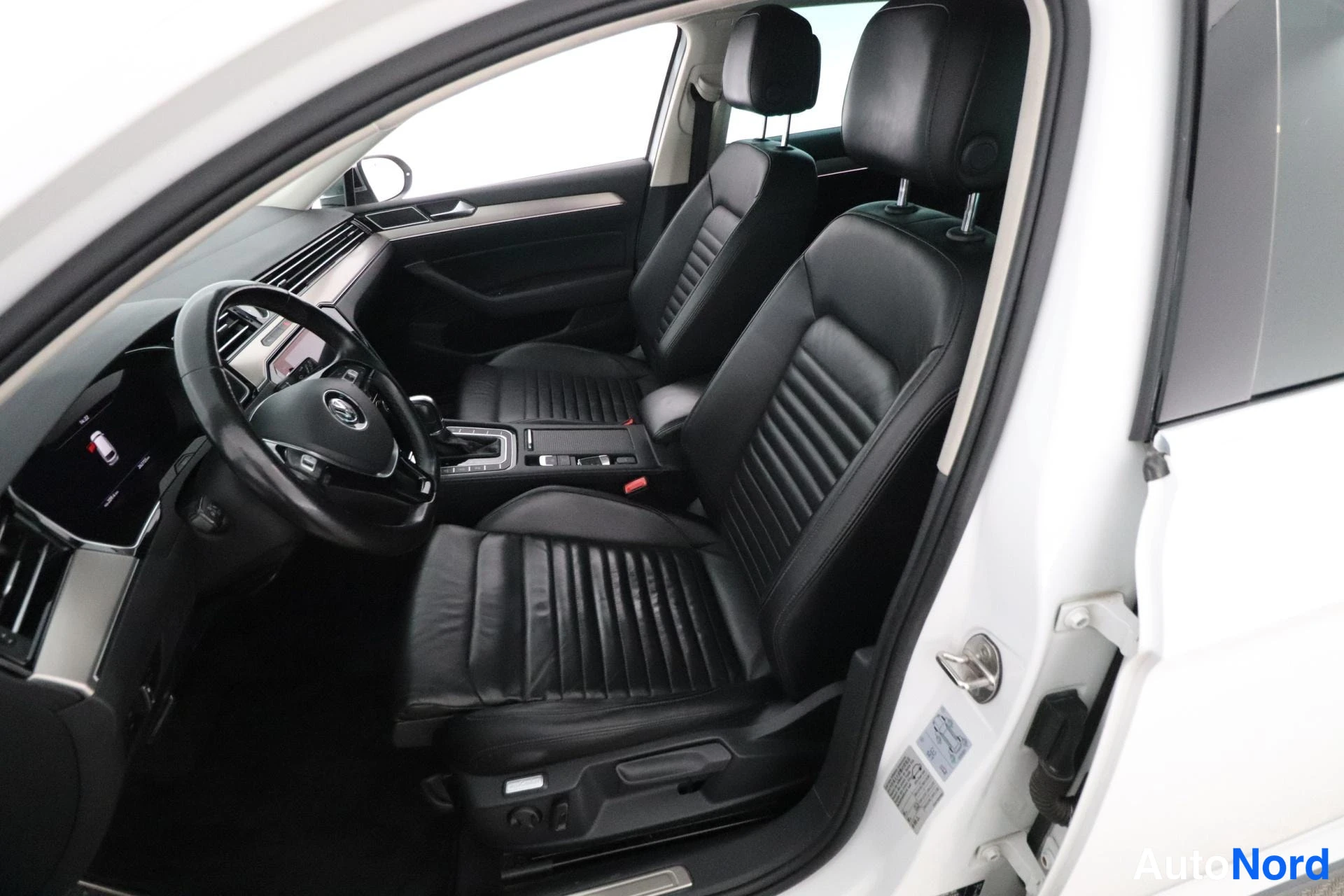 Valkoinen Volkswagen Passat 2017, ohjaamo, kuva 6