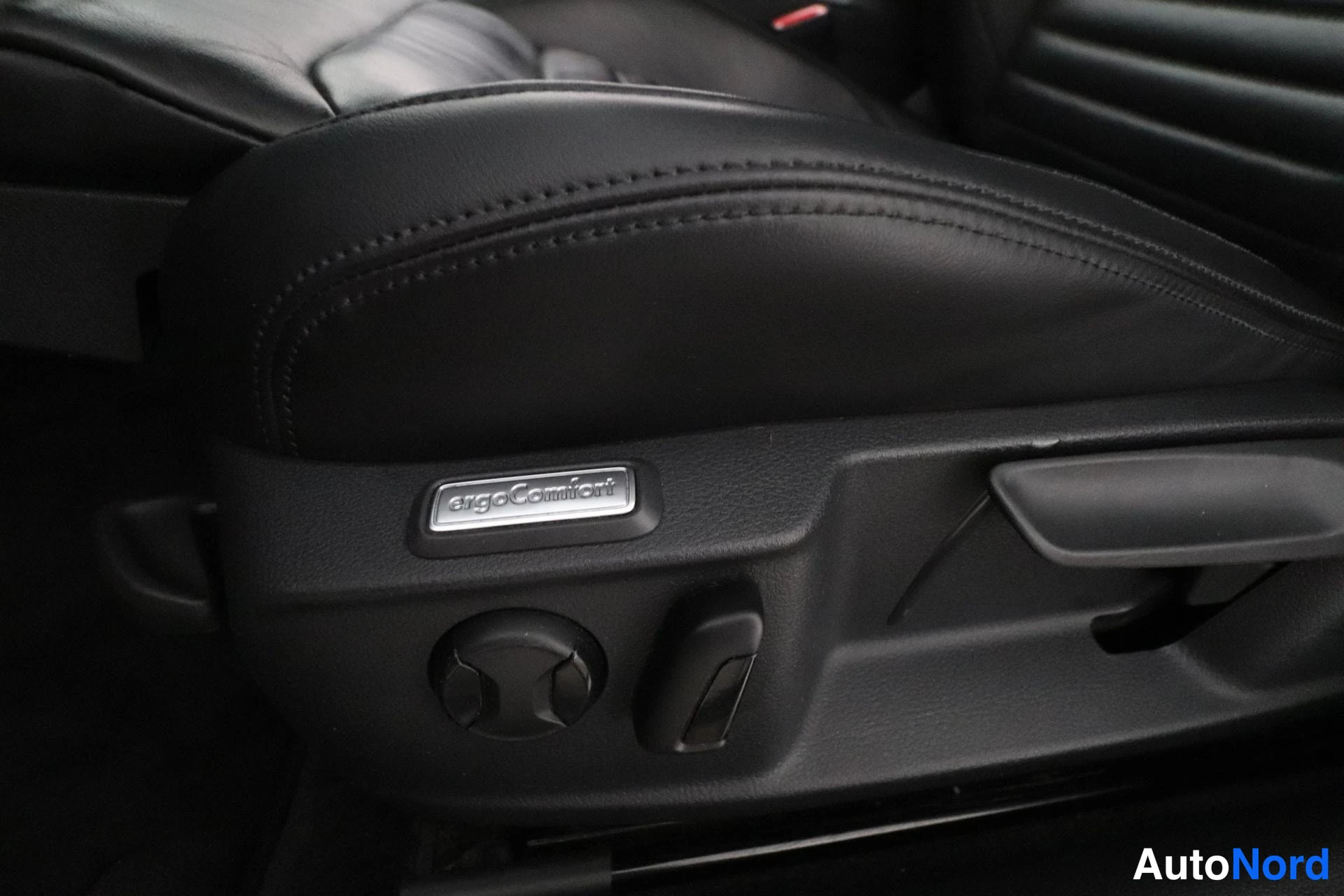 Valkoinen Volkswagen Passat 2017, yksityiskohta, kuva 14