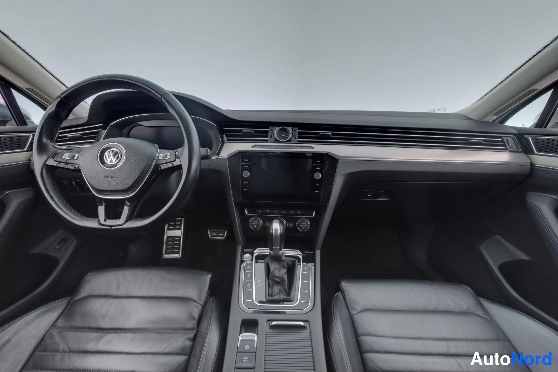 Valkoinen Volkswagen Passat 2017, ohjaamo, kuva 7