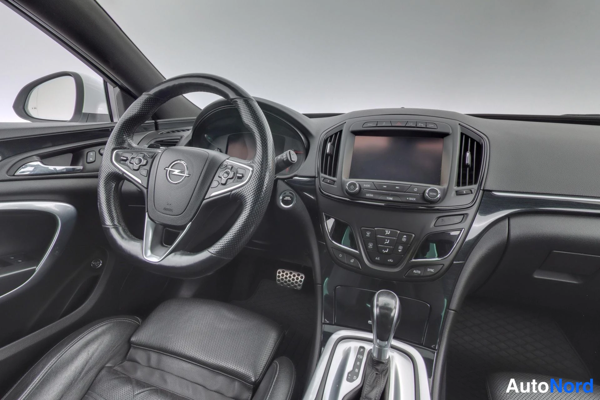 Valkoinen Opel Insignia 2014, ohjaamo, kuva 11
