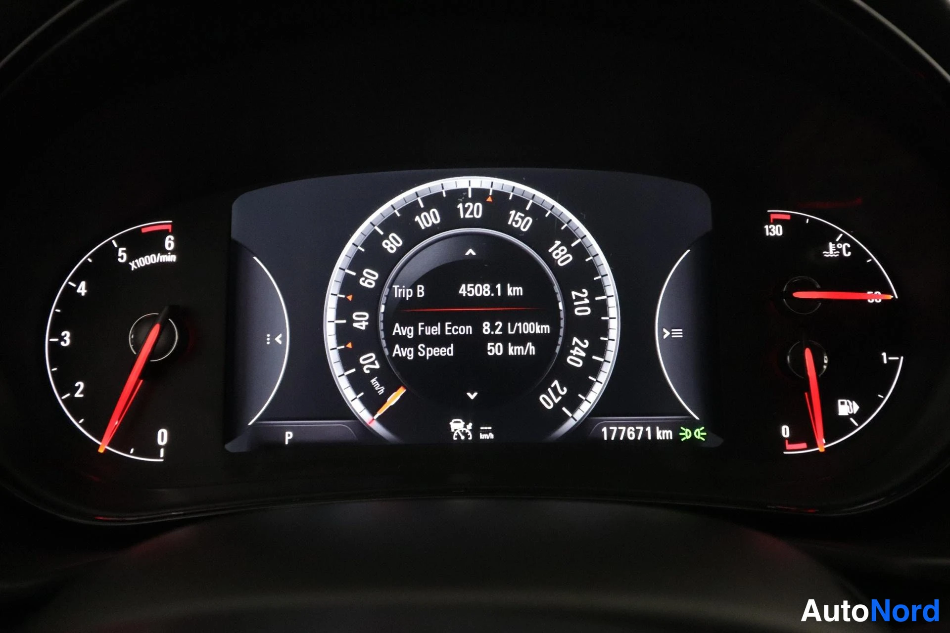 Valkoinen Opel Insignia 2014, yksityiskohta, kuva 17