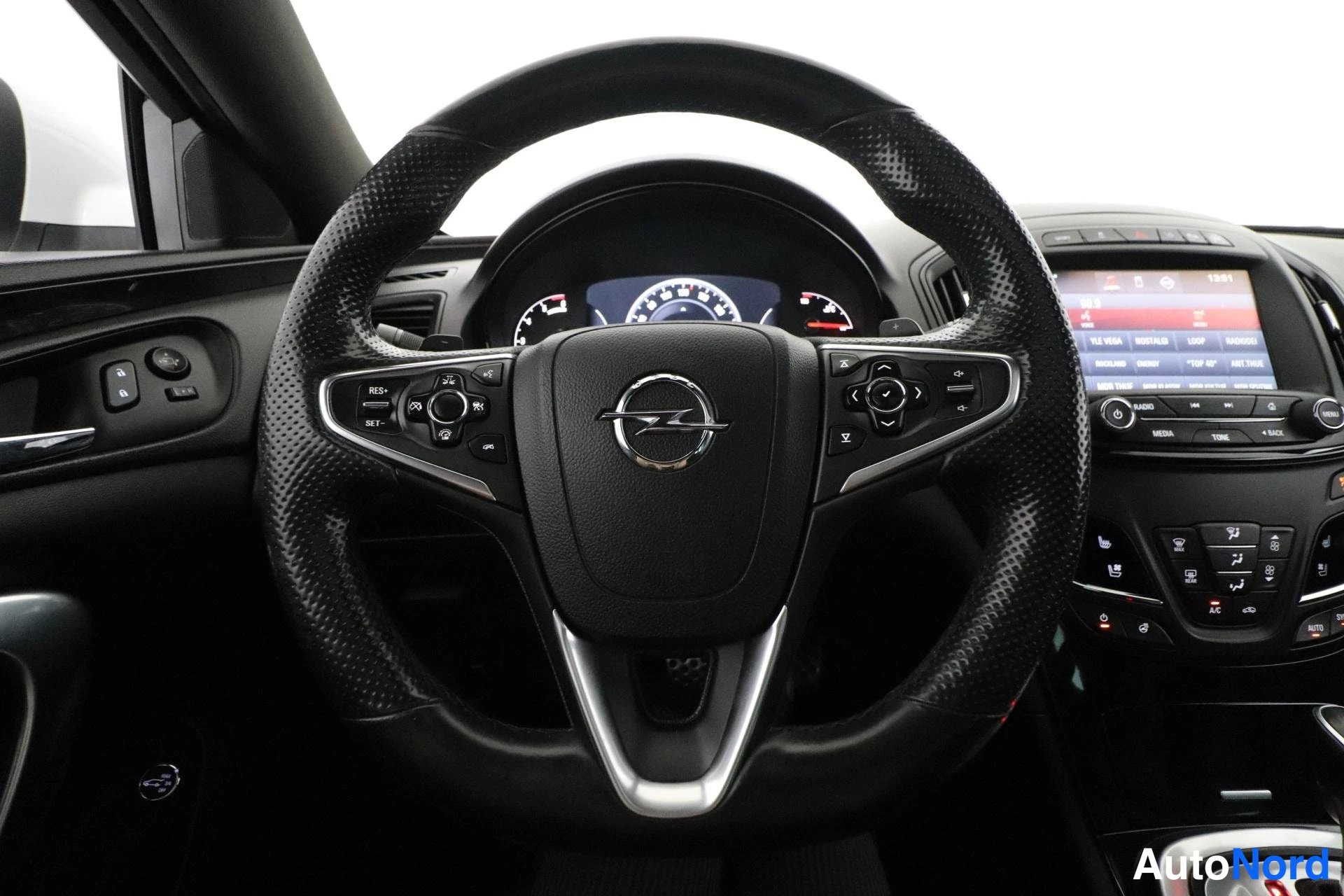 Valkoinen Opel Insignia 2014, ohjaamo, kuva 10